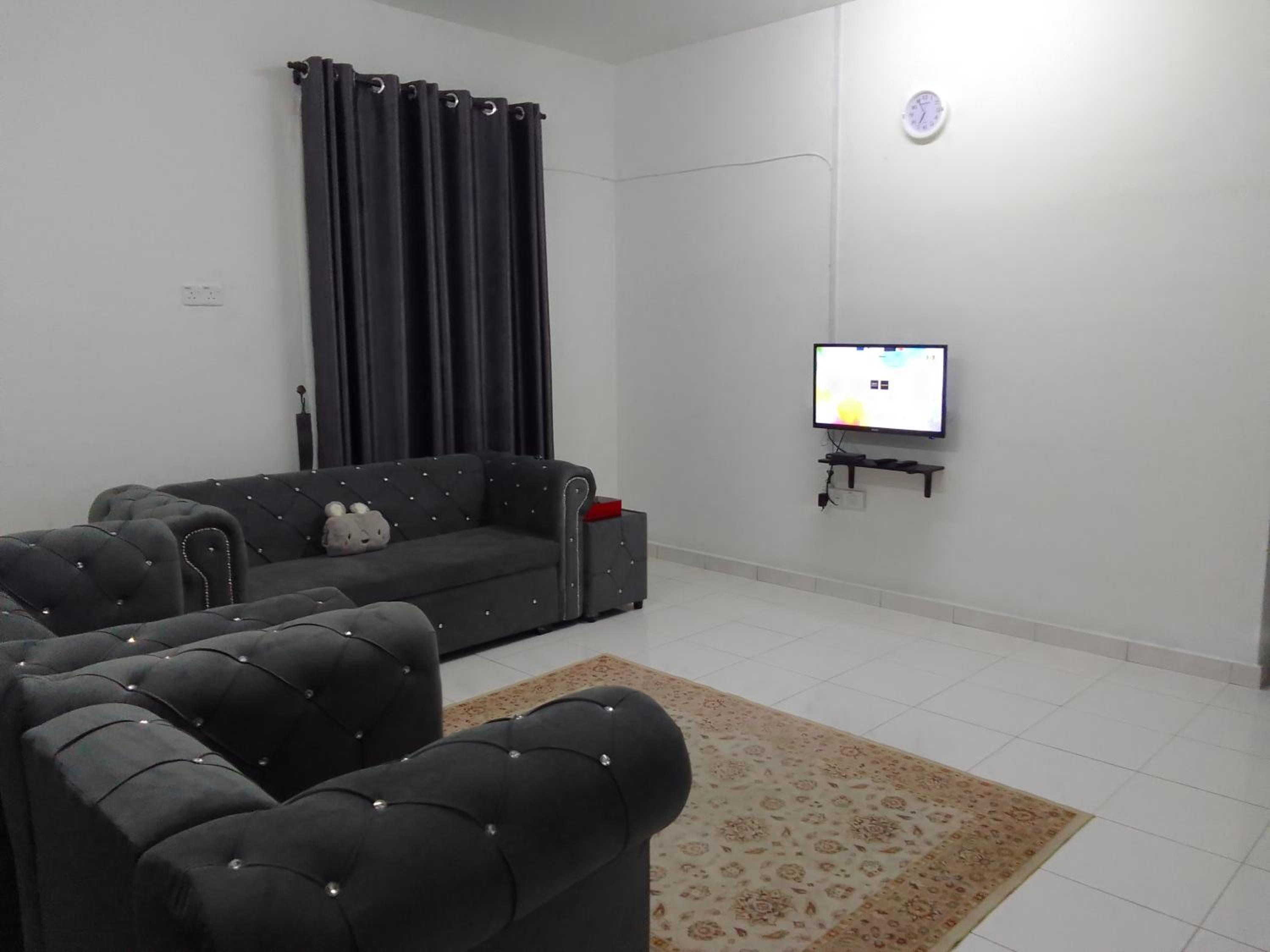 Three-Bedroom House photo 3