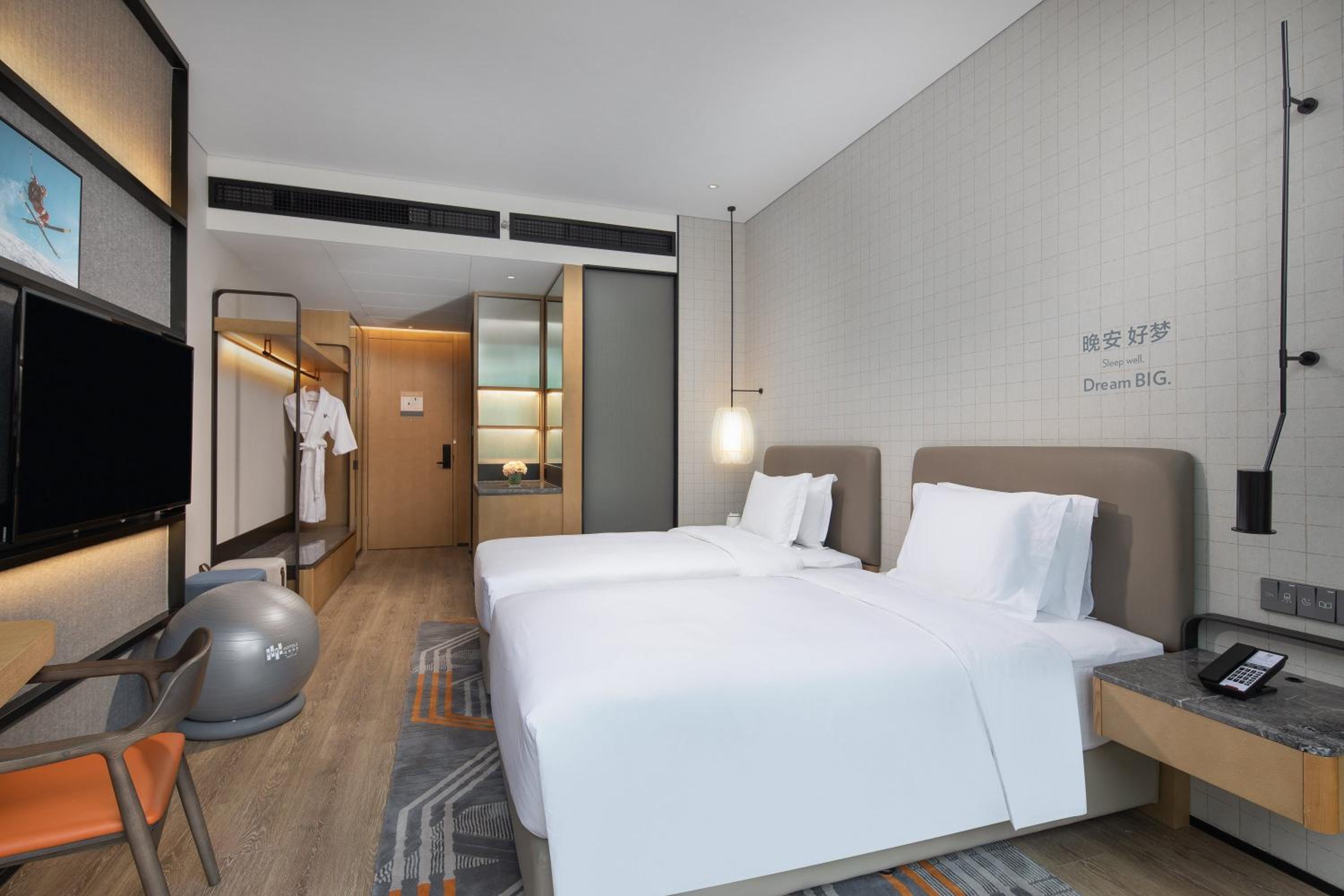 Premium Double Room with Two Double Beds and City View - Photo 7