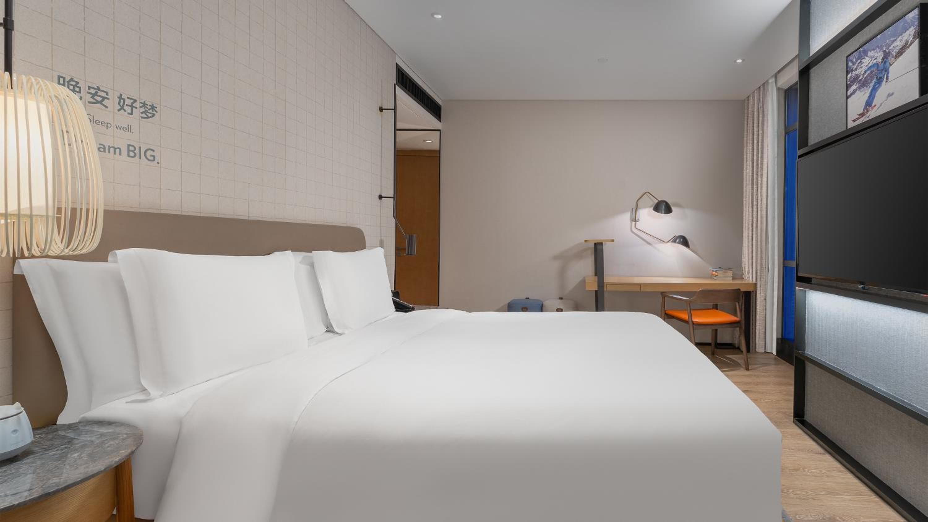 Standard King Room with City View - Photo 7