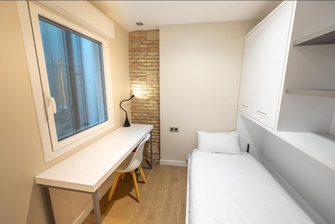 Deluxe One-Bedroom Apartment photo 3