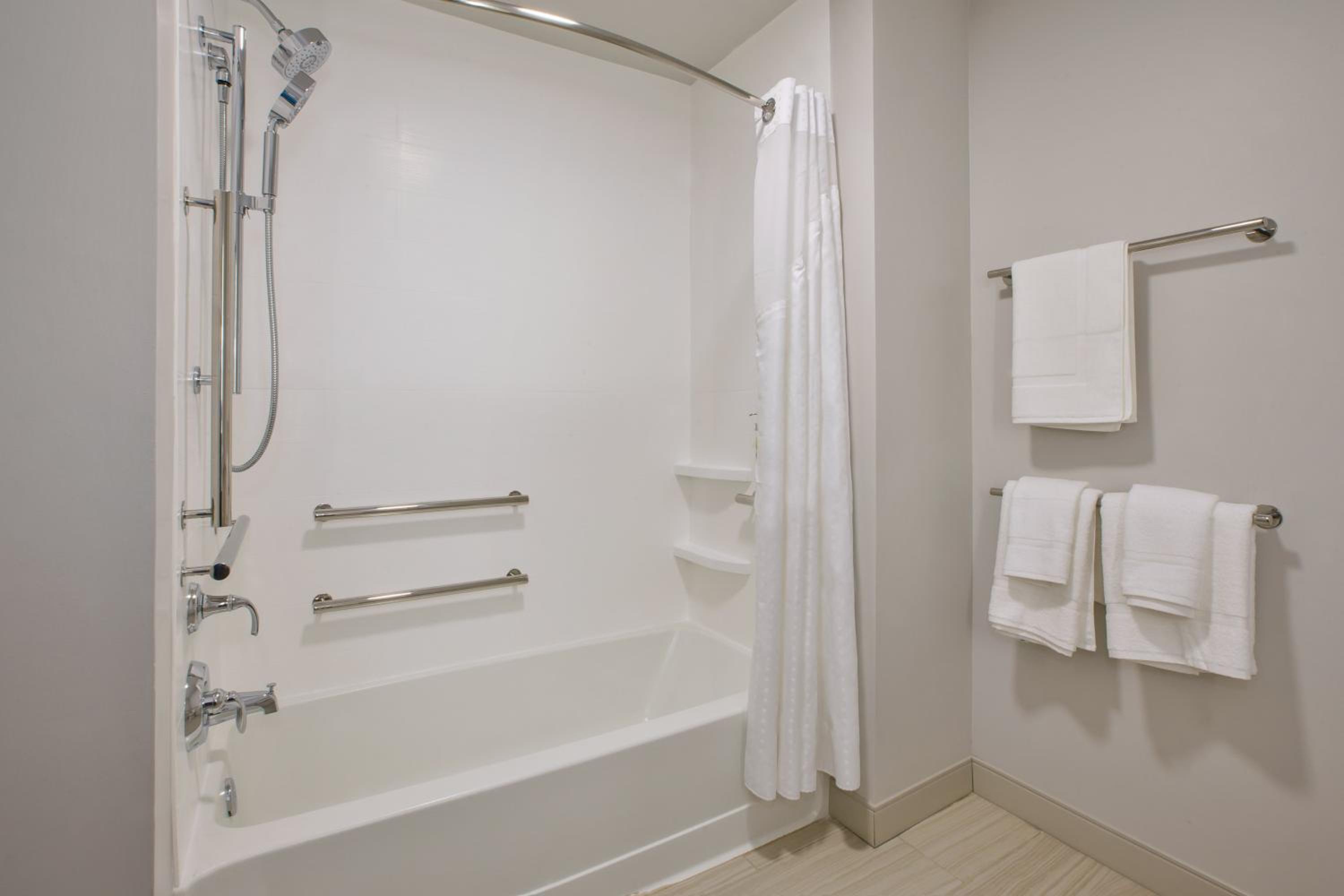 Standard King Room with Accessible Tub - Mobility Access - Photo 5