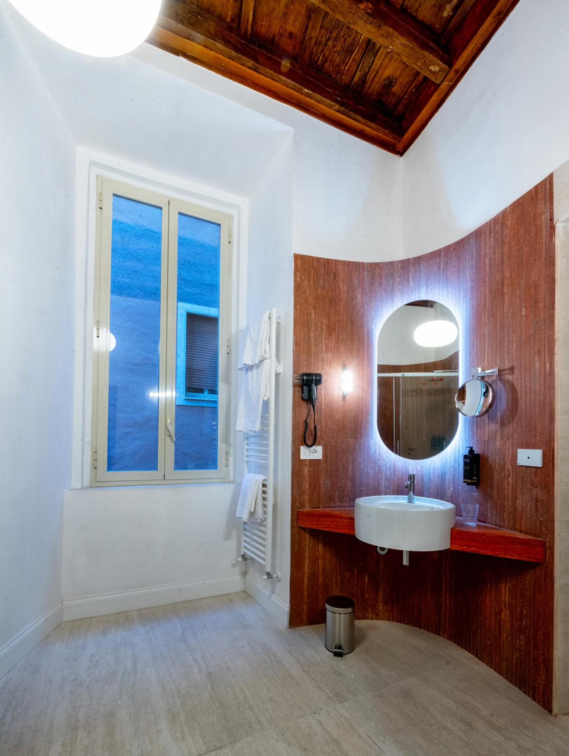 Deluxe Quadruple Room thumbnail 6