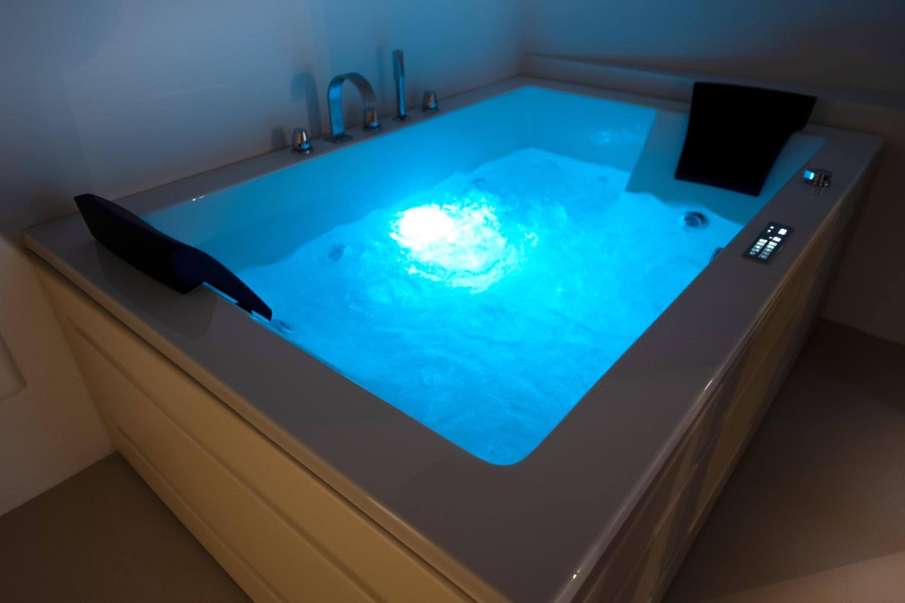 King Room with Hot Tub Capranica - Annex Building thumbnail 6