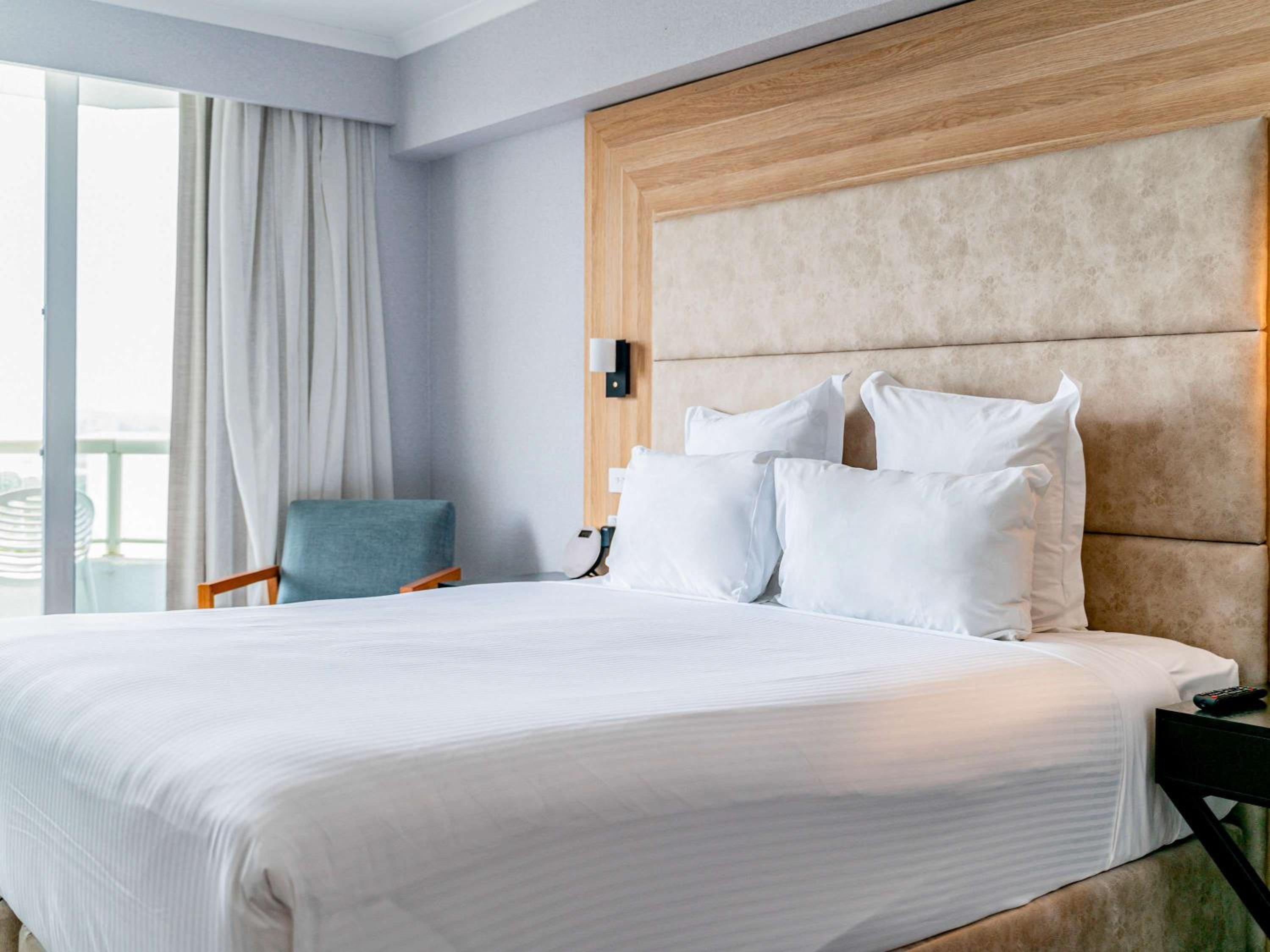Luxury King Room with Ocean View and Bath - High Floor thumbnail 6