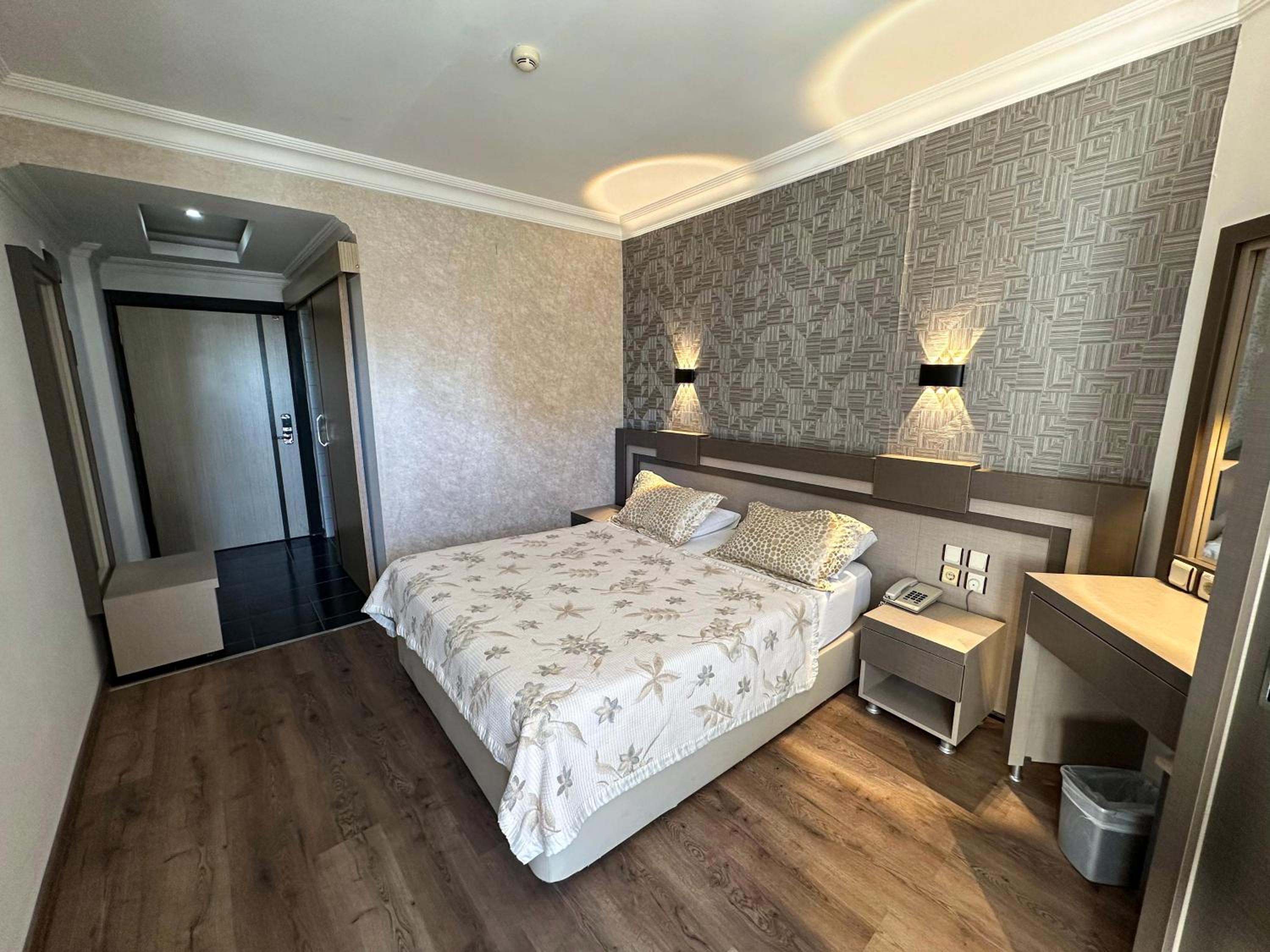 Standard Double Room - Photo 7