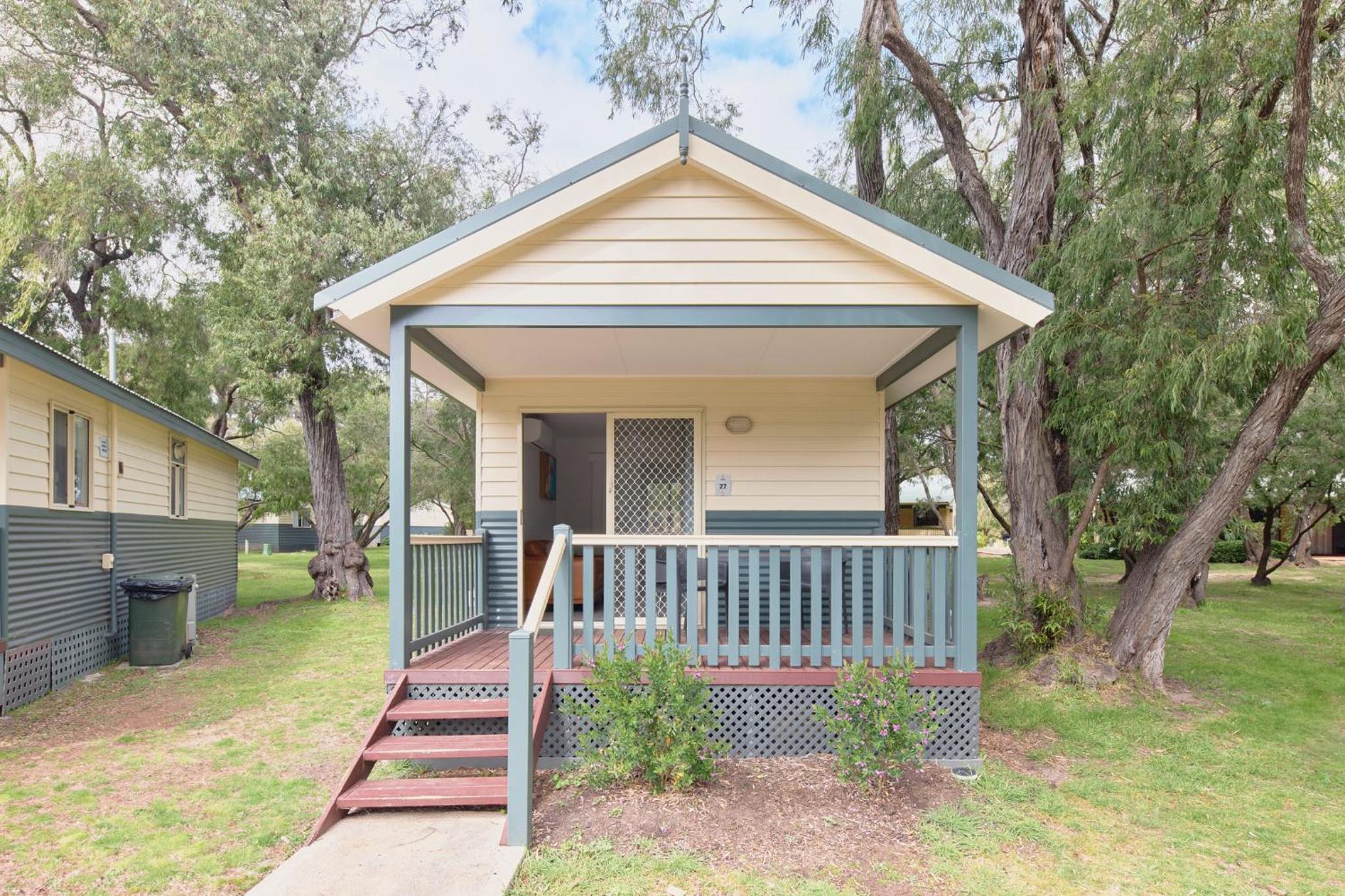 One Bedroom Cabin (Sleeps 4) photo 2