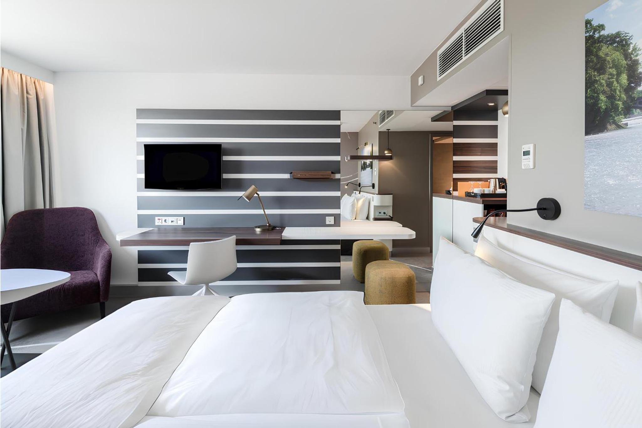 Premium Queen Room with City View - Photo 3