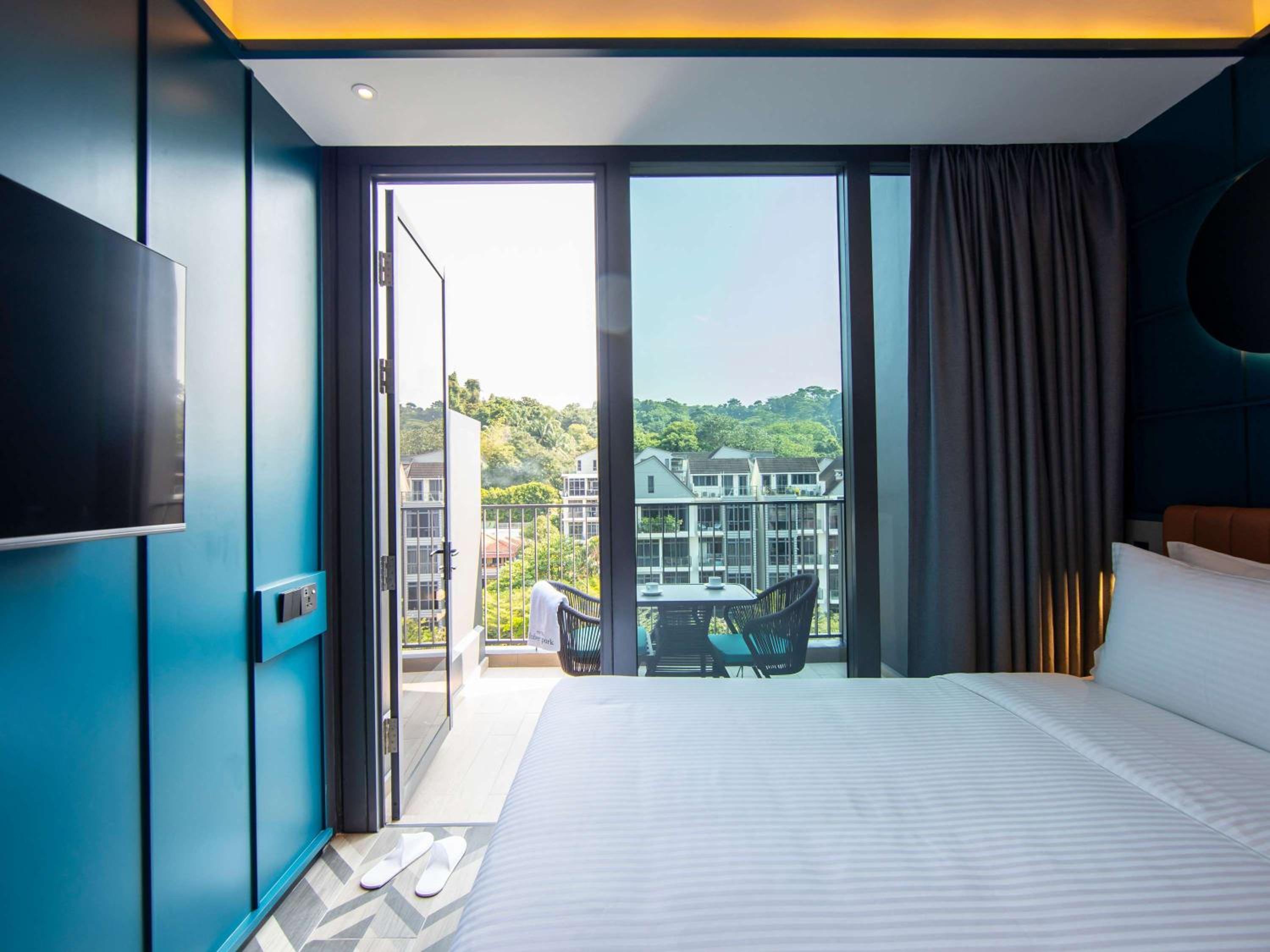 Deluxe Double Room with Balcony photo 2