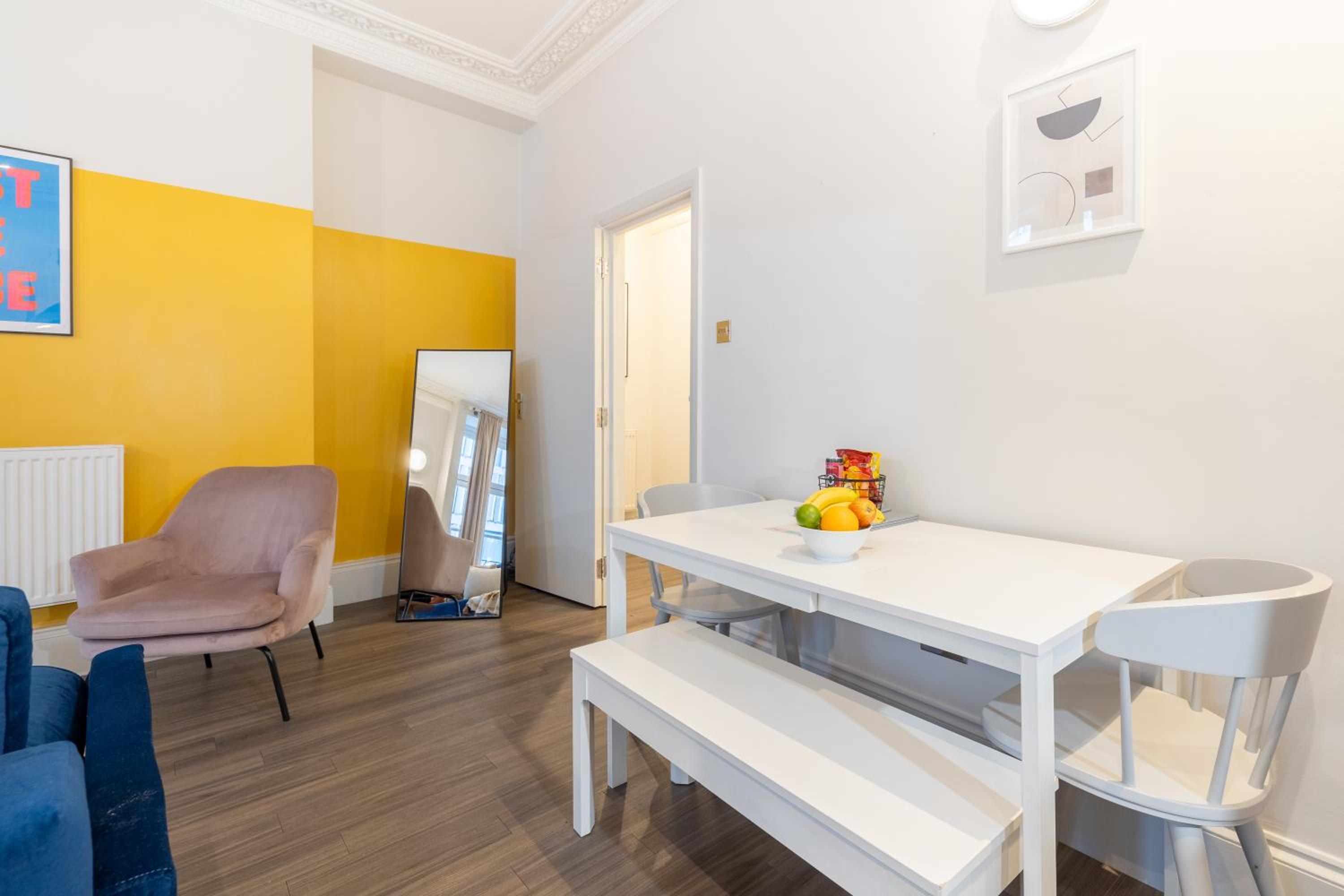 Classic One-Bedroom Apartment photo 3