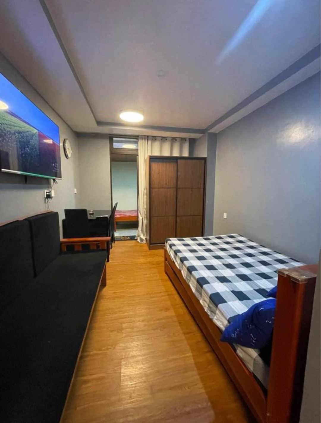 Deluxe One-Bedroom Apartment
