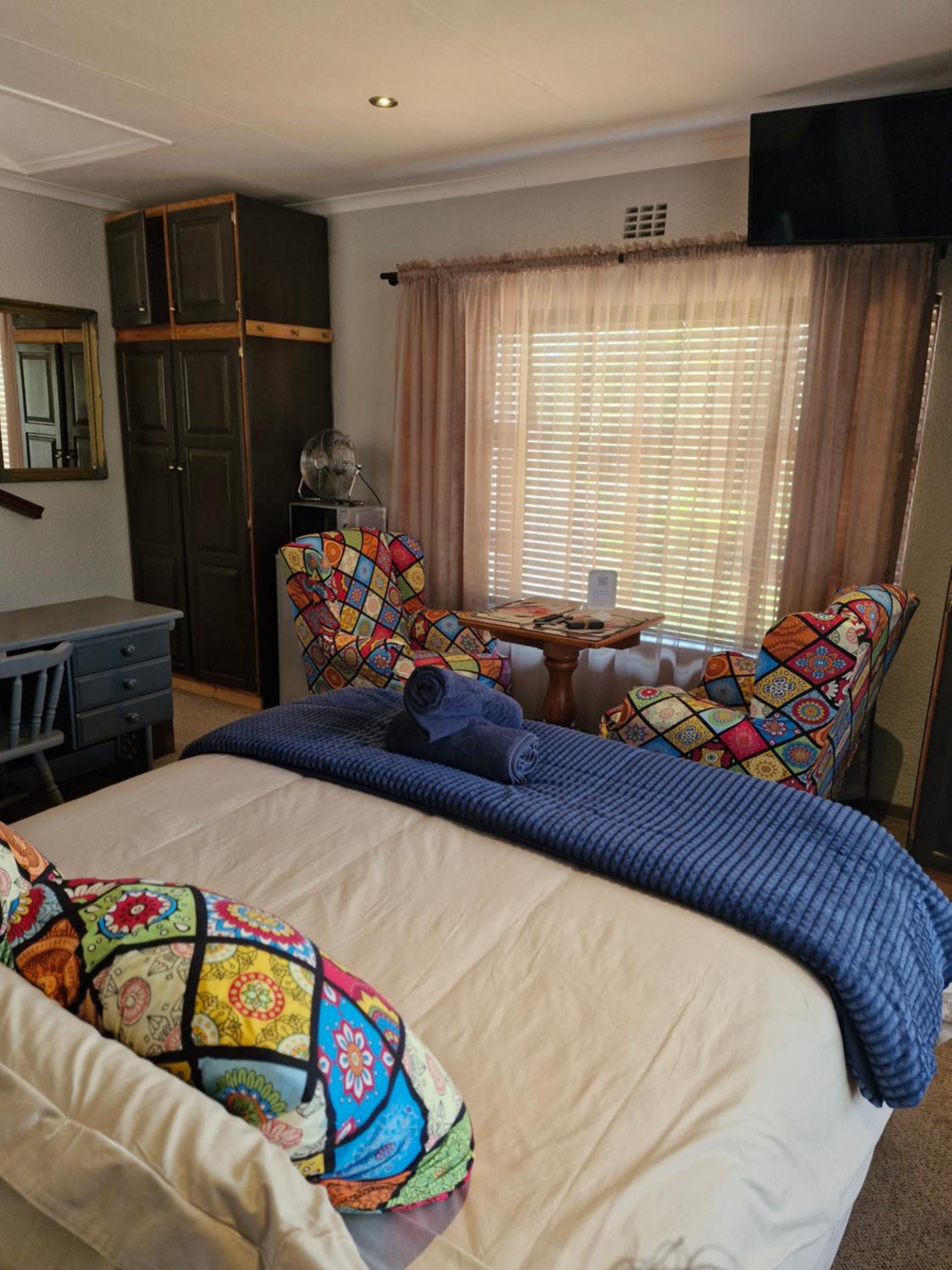 Double Room with Private Bathroom - Photo 12