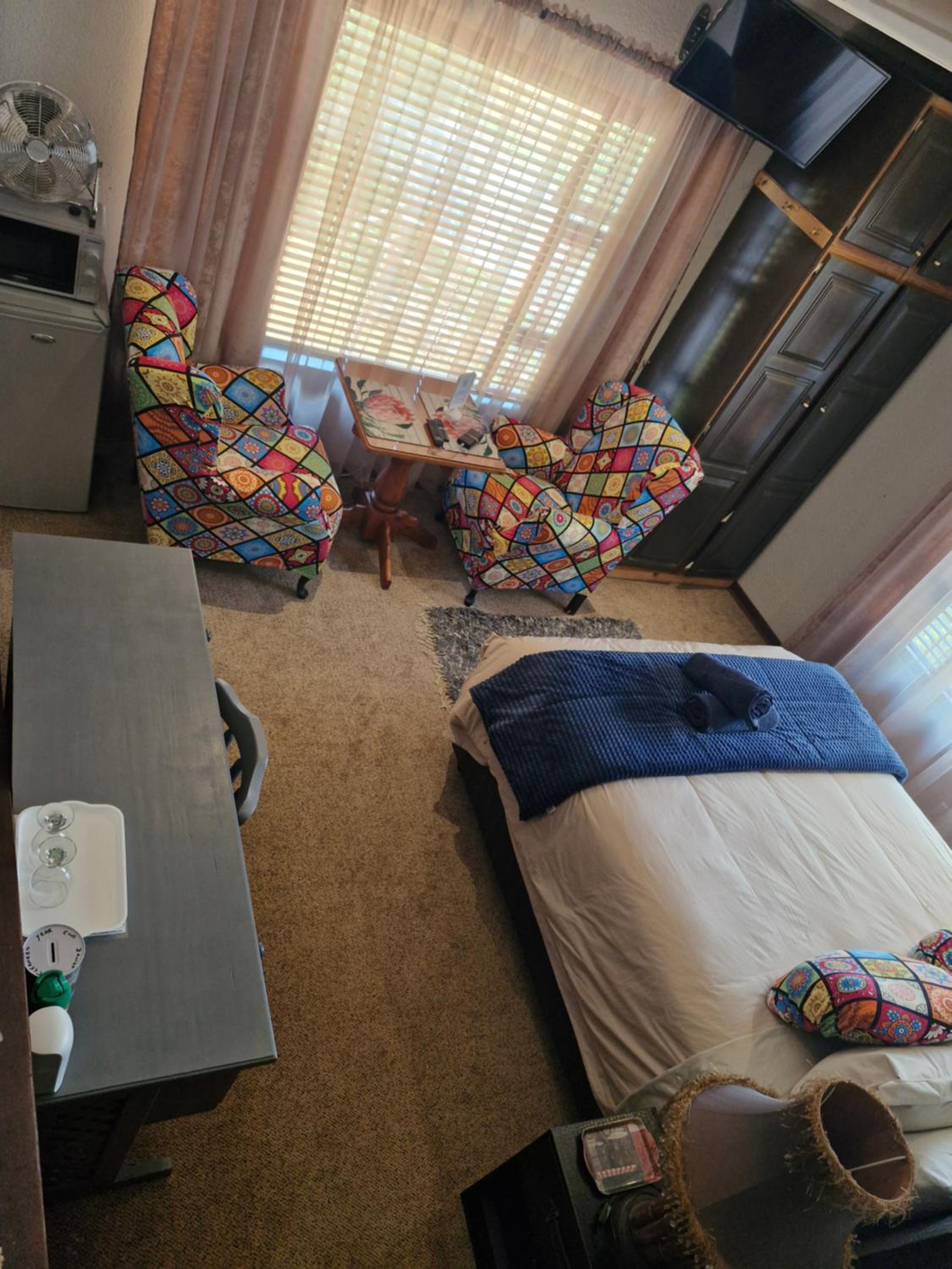 Double Room with Private Bathroom - Photo 9