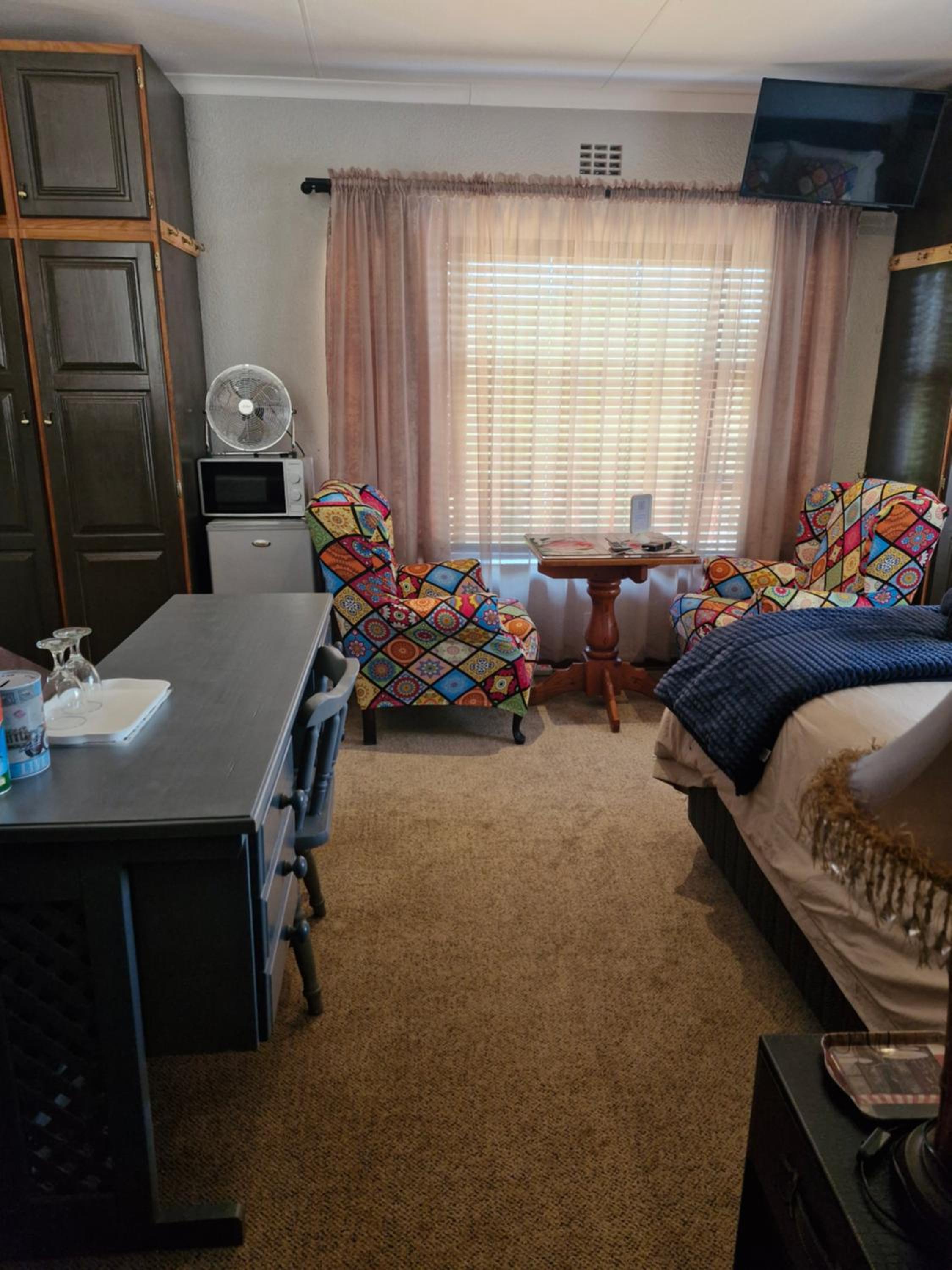 Double Room with Private Bathroom - Photo 10