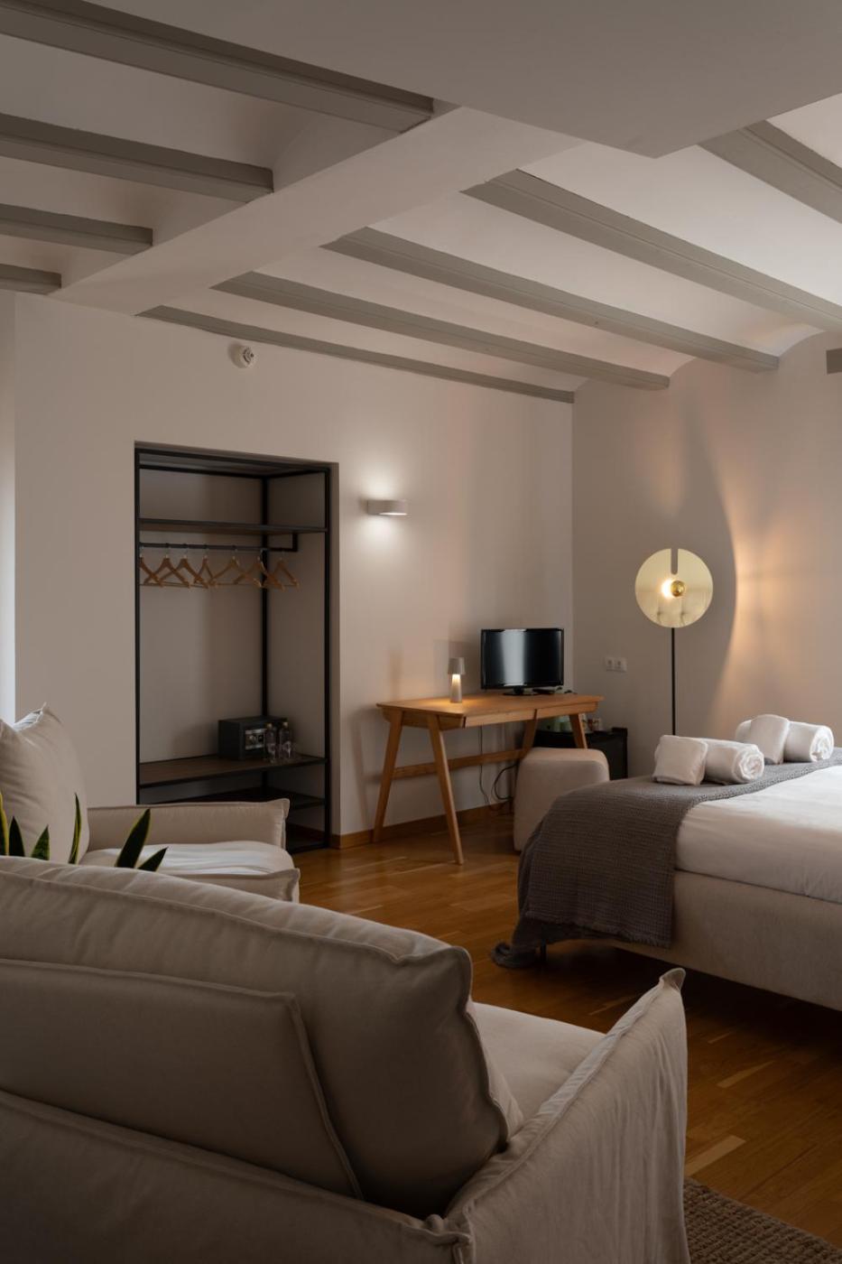 Suite - Photo 23