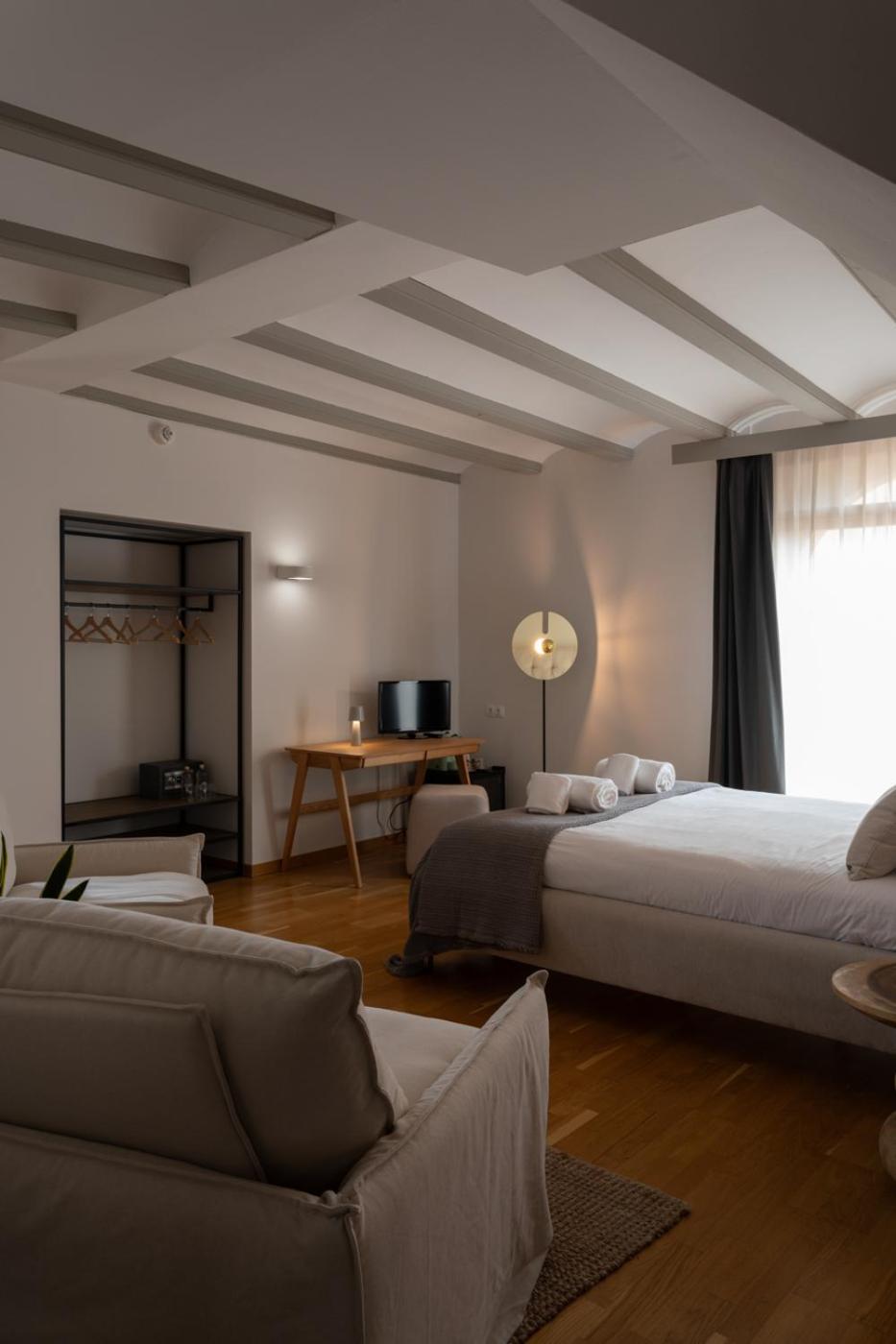 Suite - Photo 1