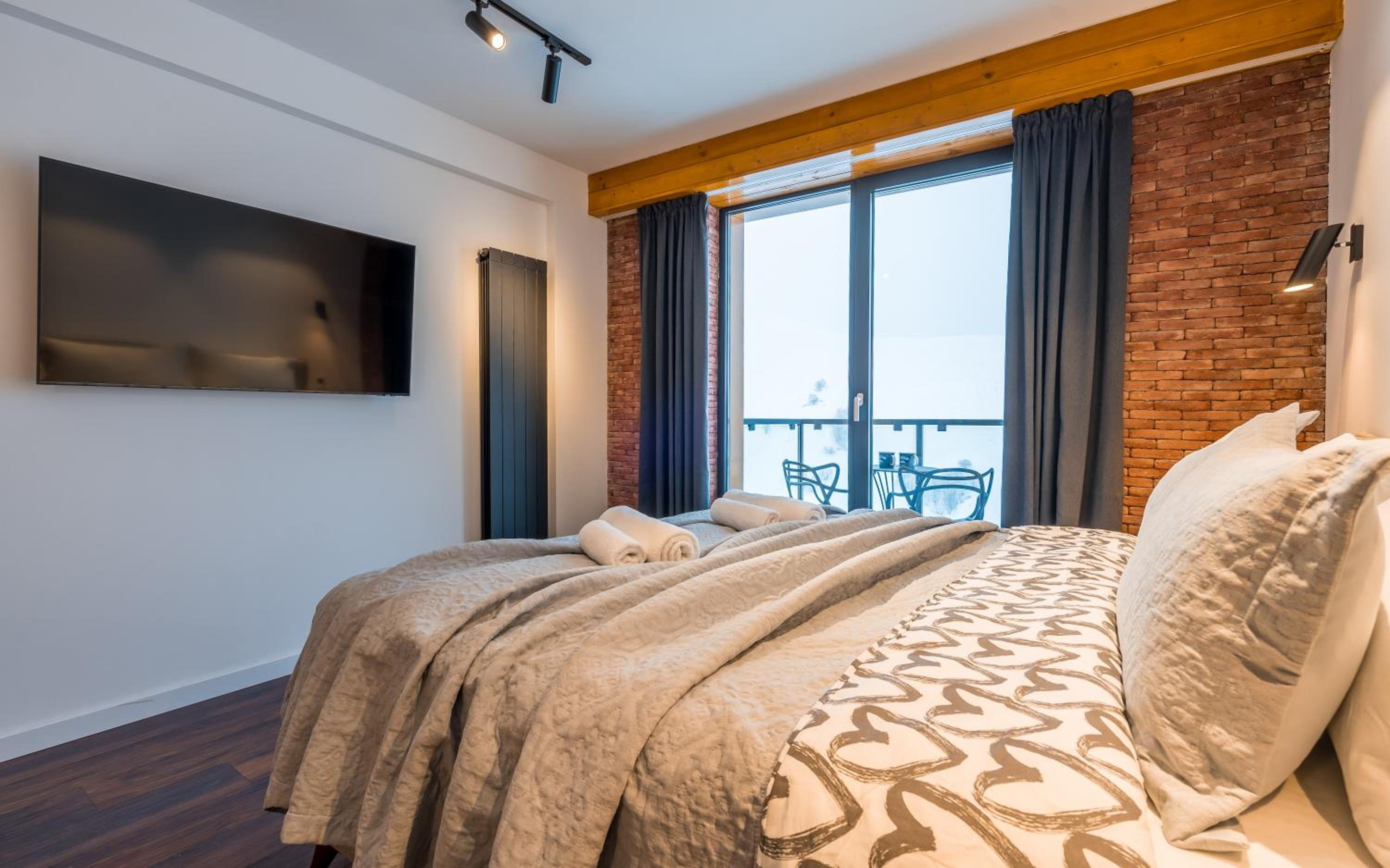 Apartment with Mountain View