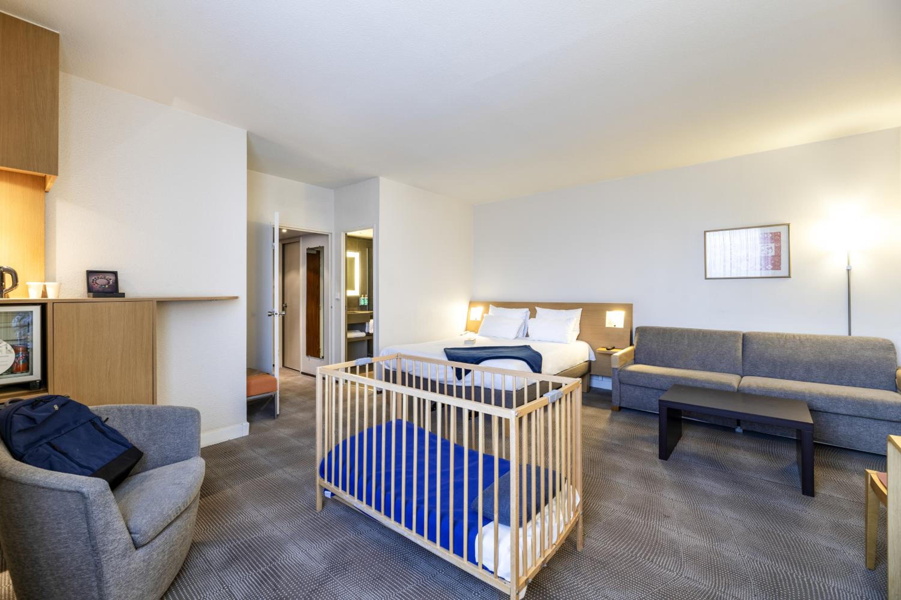 Executive Double Room with Sofa Bed - Photo 8