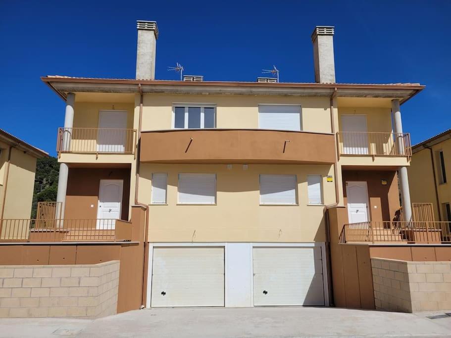 Eight-Bedroom House photo 3