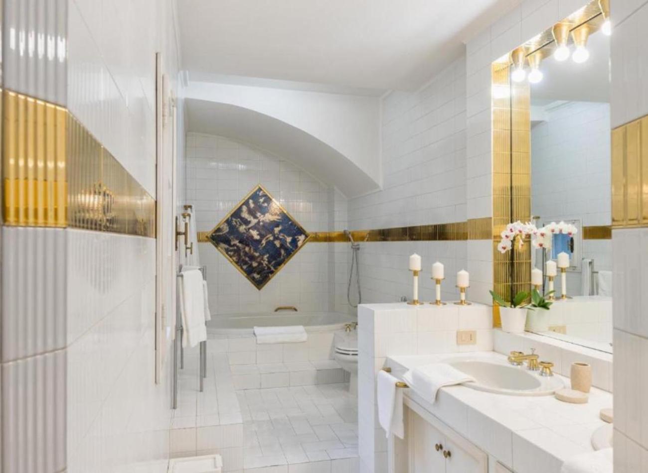 Large Room with Bathtub photo 2