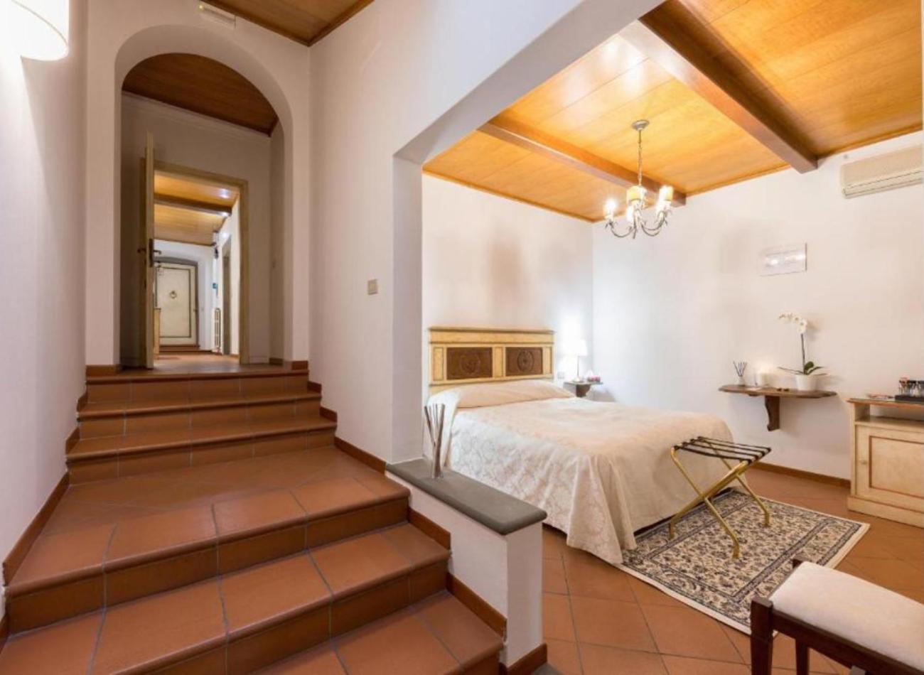 Large Room with Bathtub photo 1