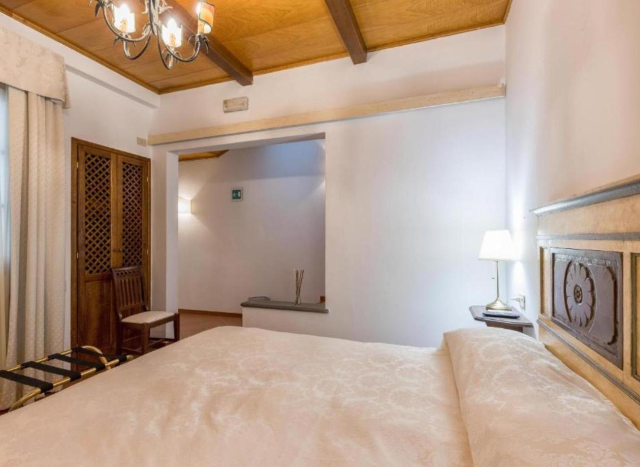Large Room with Bathtub photo 3