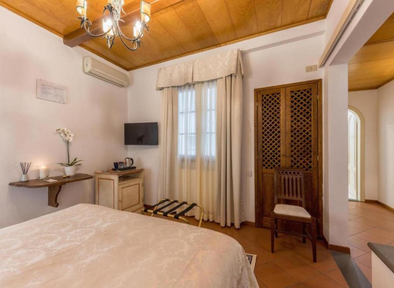 Large Room with Bathtub photo 2