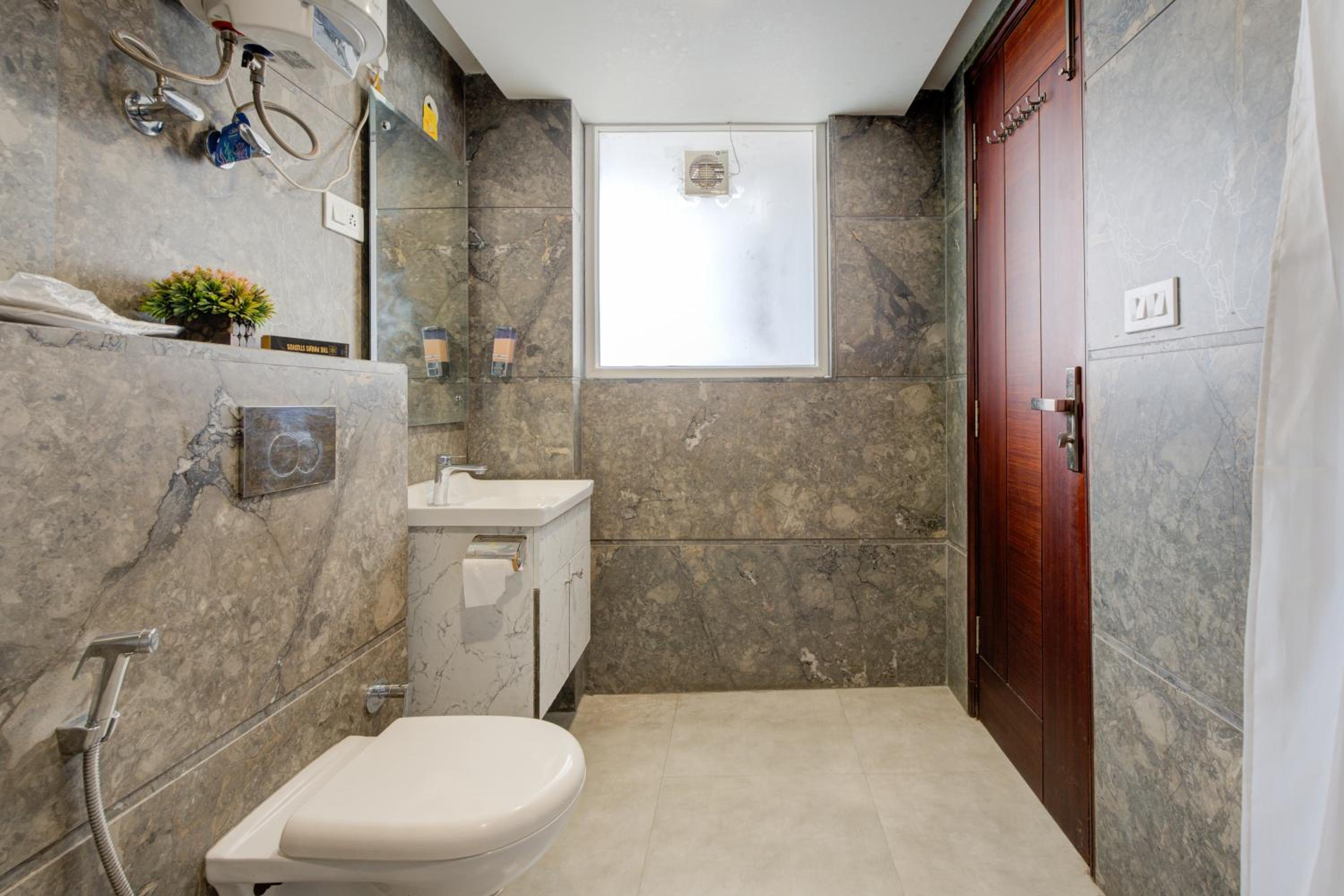 One-Bedroom Apartment with Balcony - Photo 4