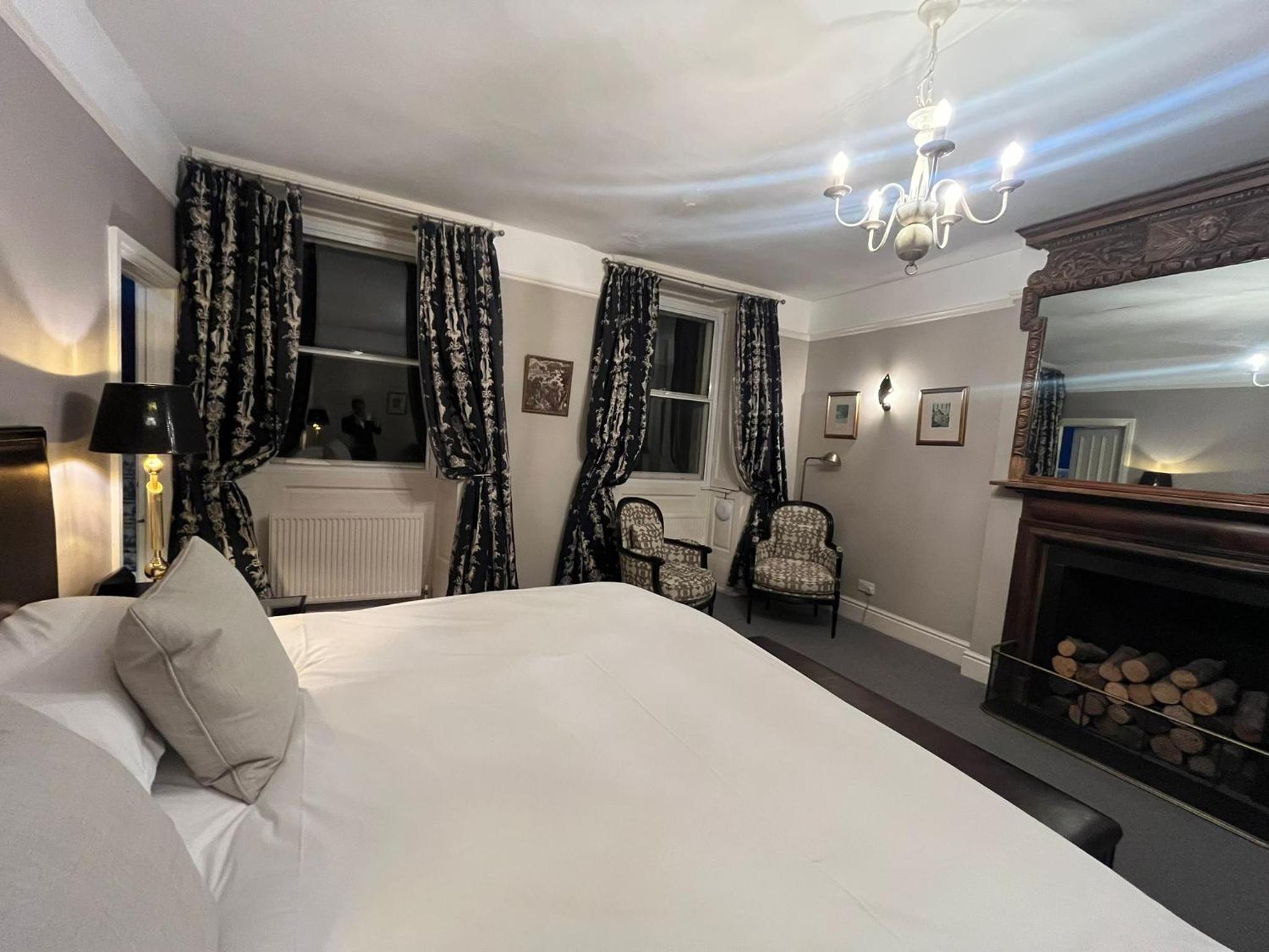 Deluxe with Balcony - Photo 4