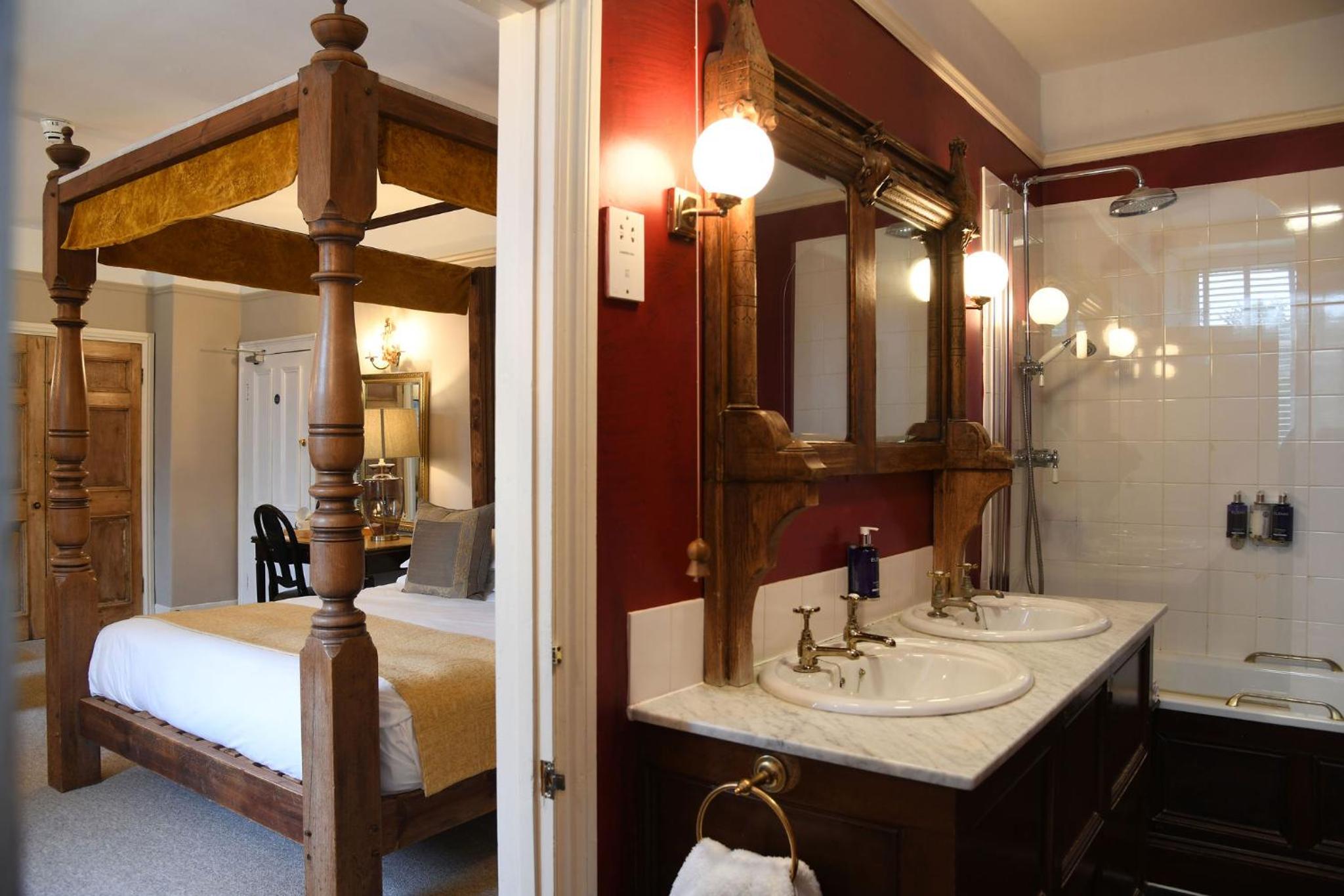 Deluxe with Balcony - Photo 13