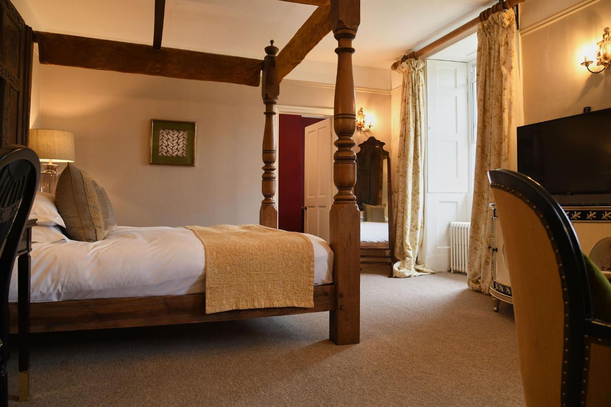 Deluxe with Balcony - Photo 12