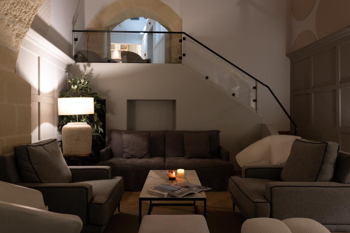 Suite - Photo 25