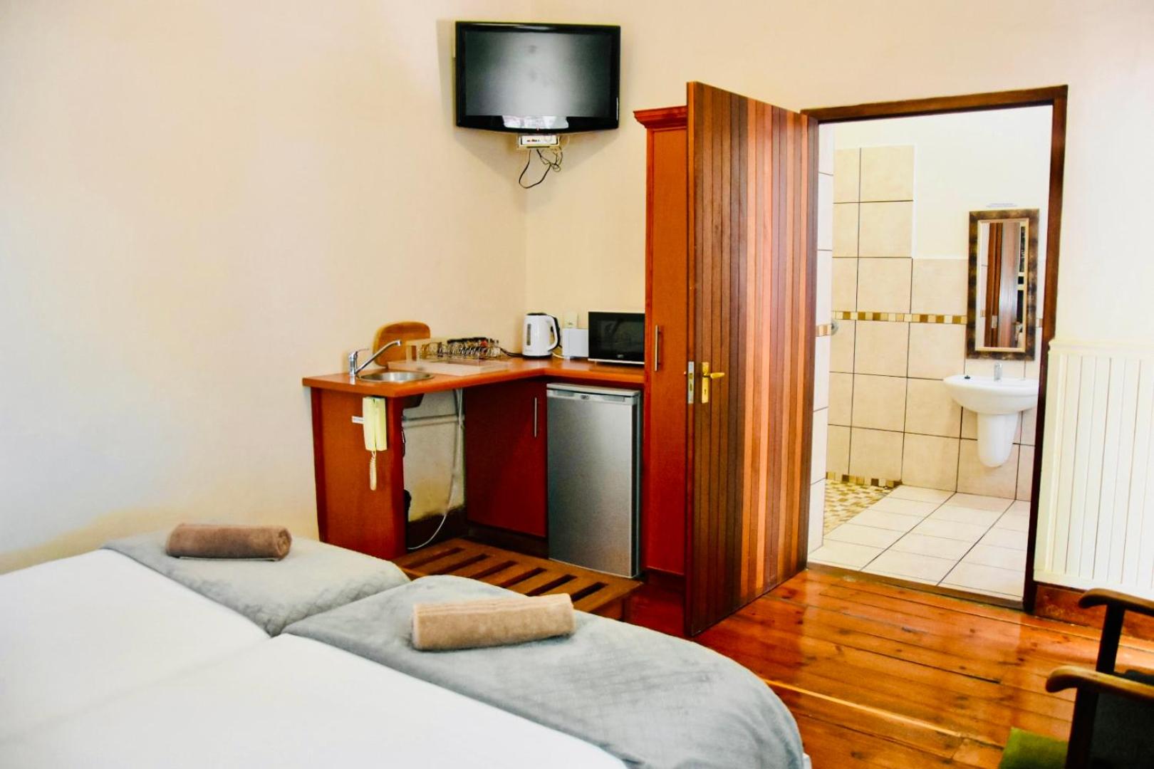 Twin Room - Disability Access photo 2