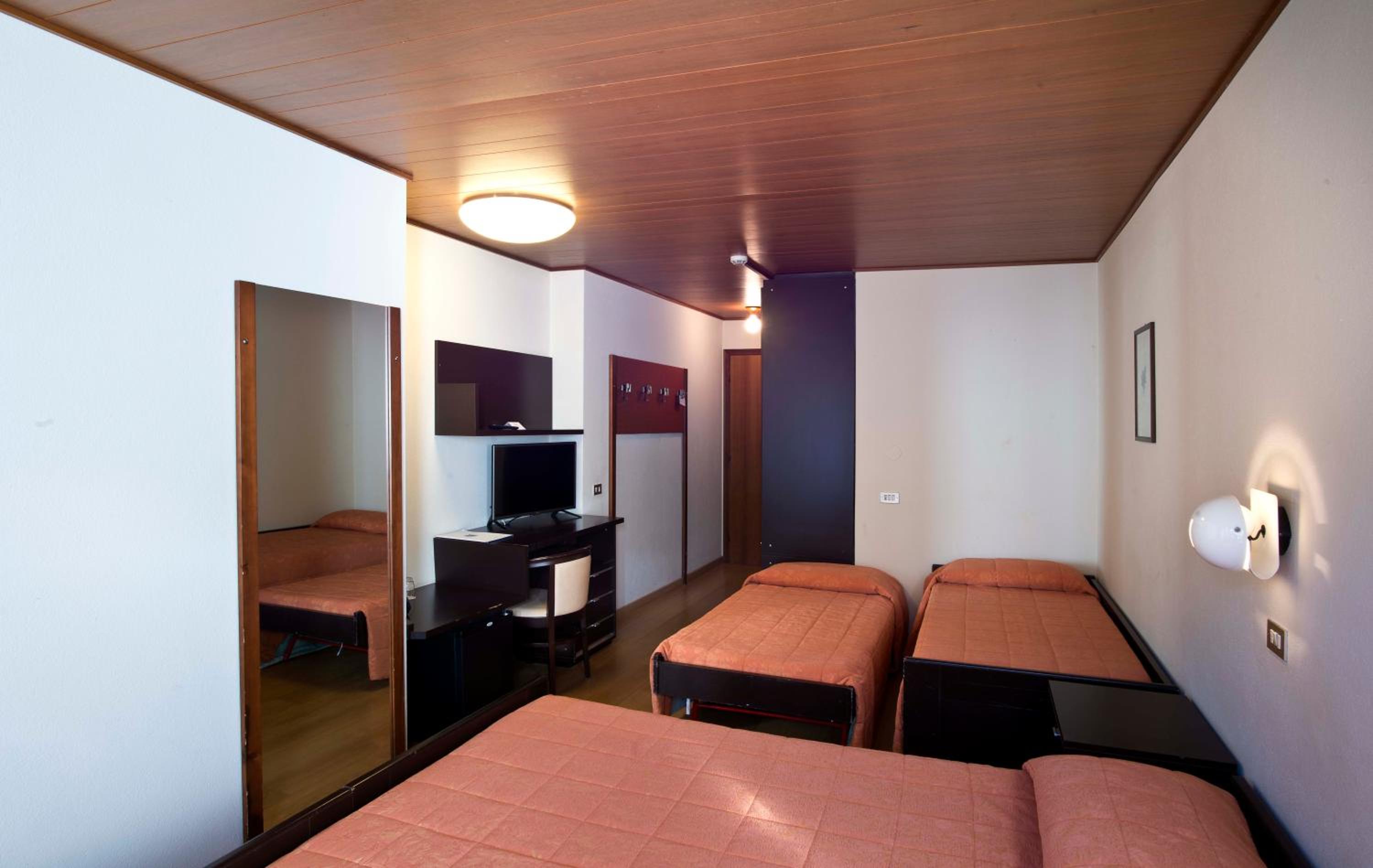 Quadruple Room - Photo 6