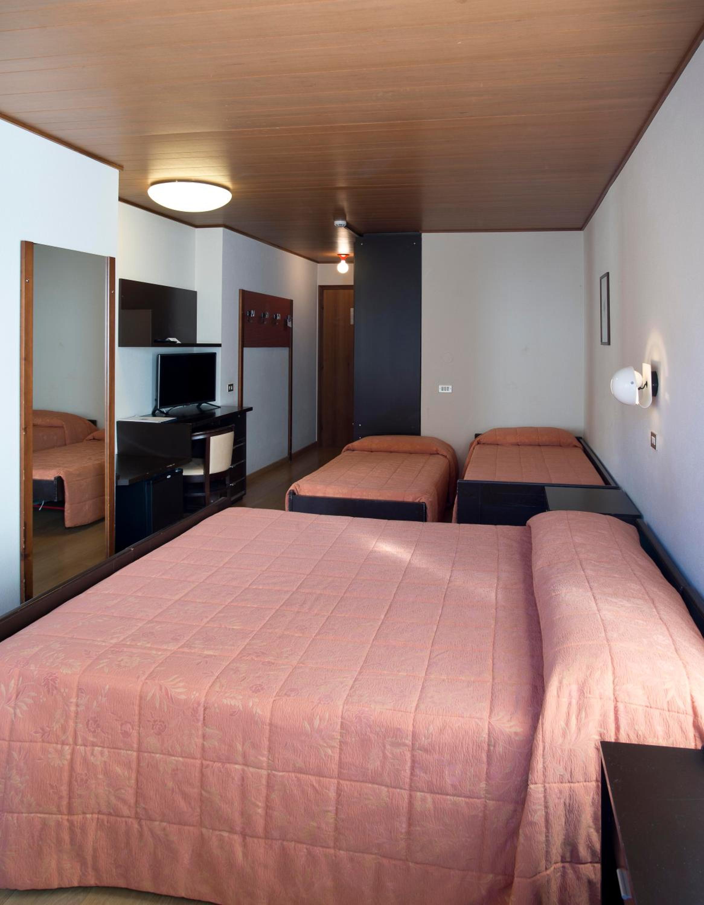 Quadruple Room - Photo 7
