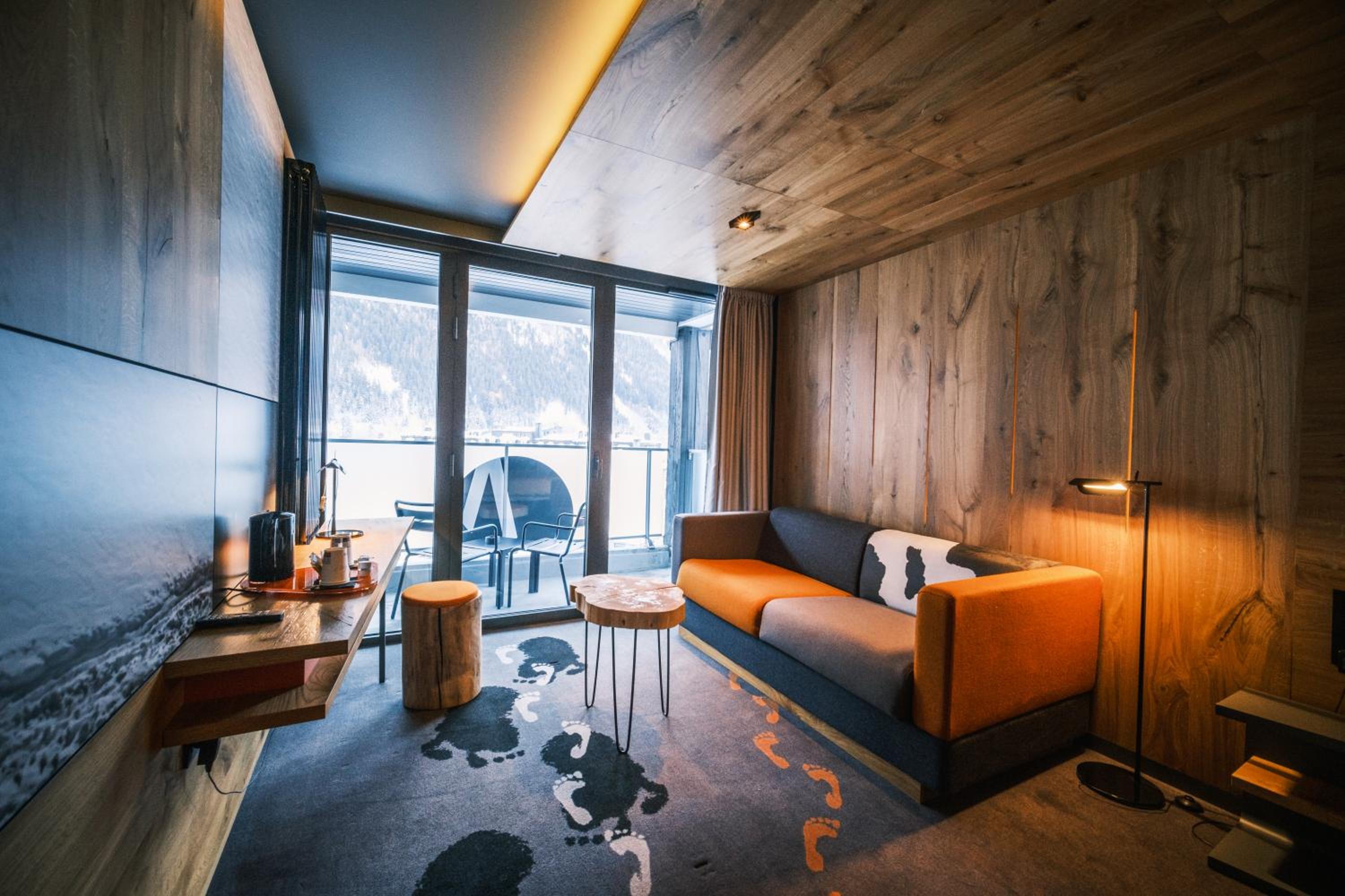 Superior Room with sofa and balcony – Mont-Blanc Range view - Photo 1