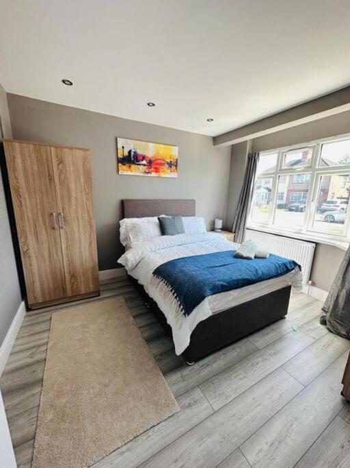 Five-Bedroom House photo 1