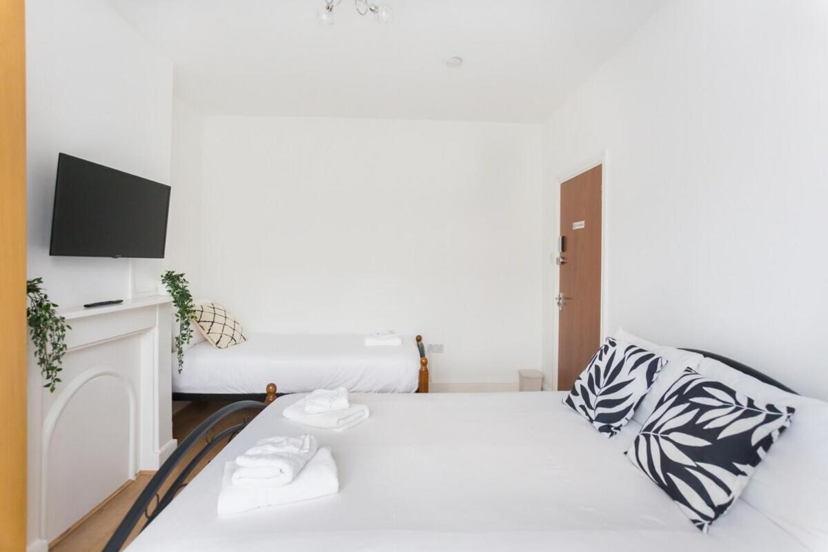 Triple Room with Shared Bathroom photo 3