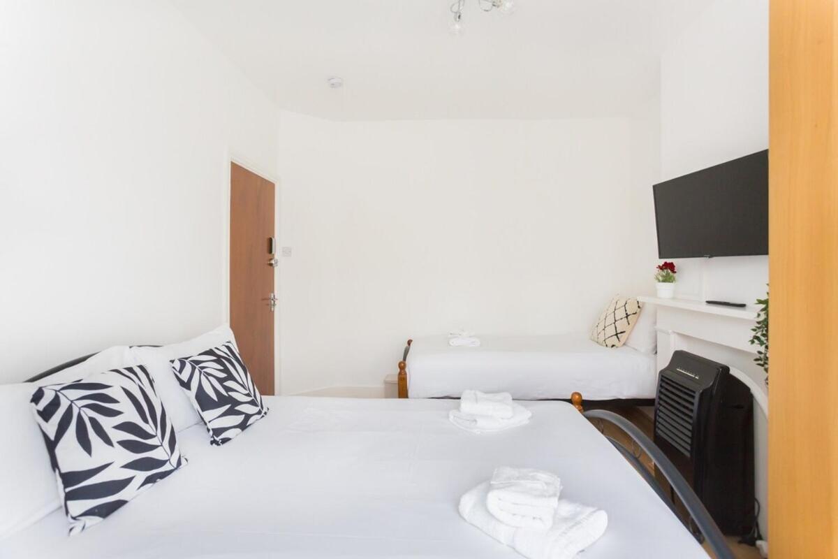 Quadruple Room with Shared Bathroom photo 2