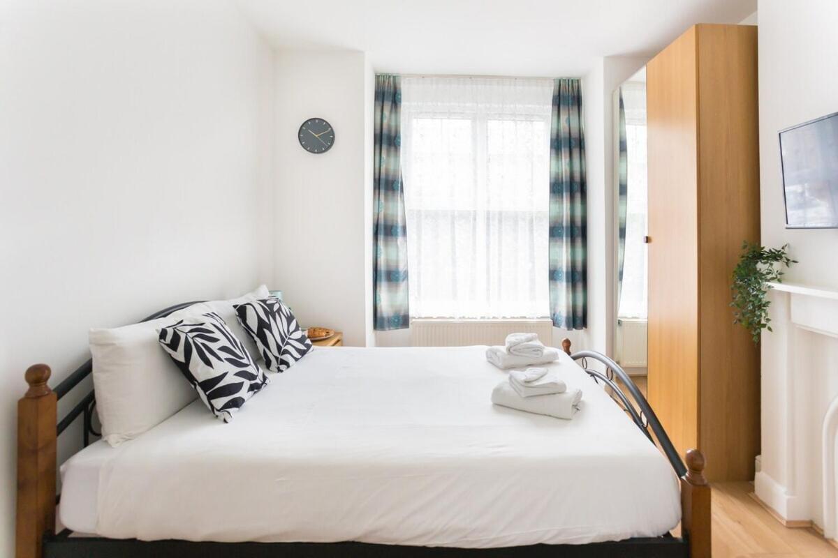 Triple Room with Private Bathroom photo 2