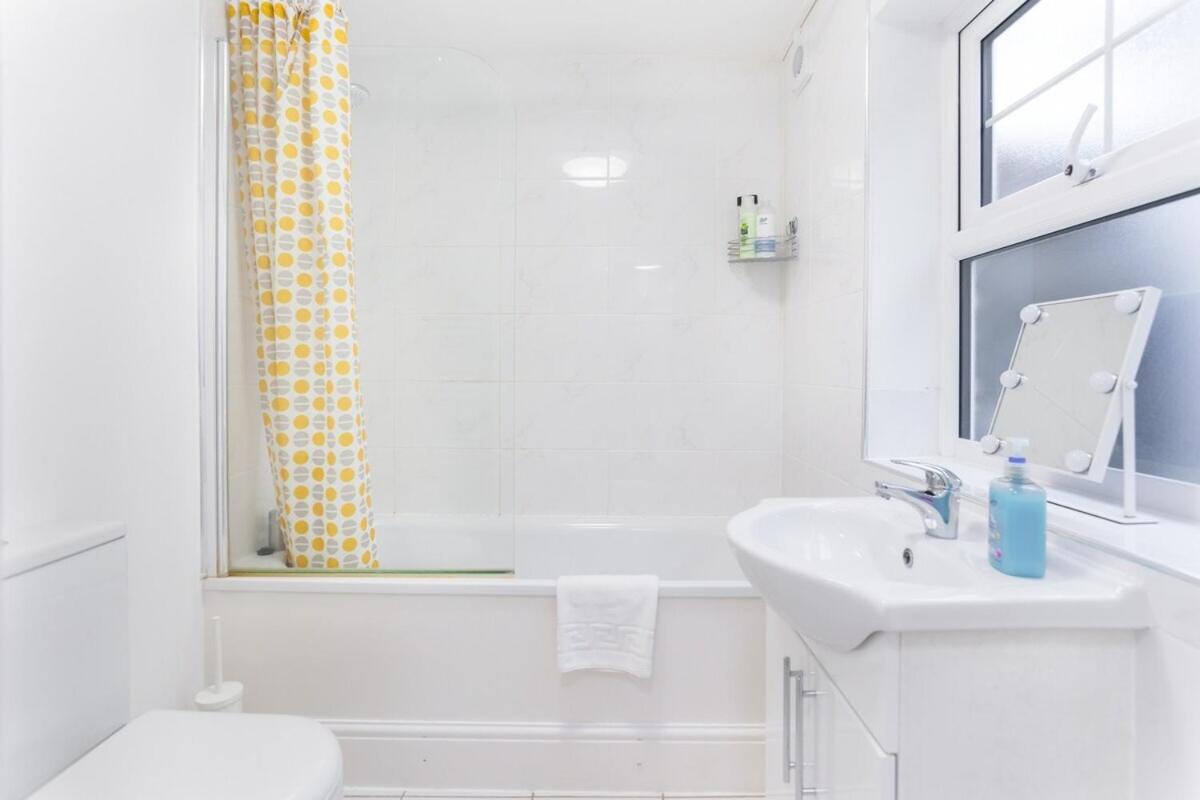 Triple Room with Shared Bathroom photo 2