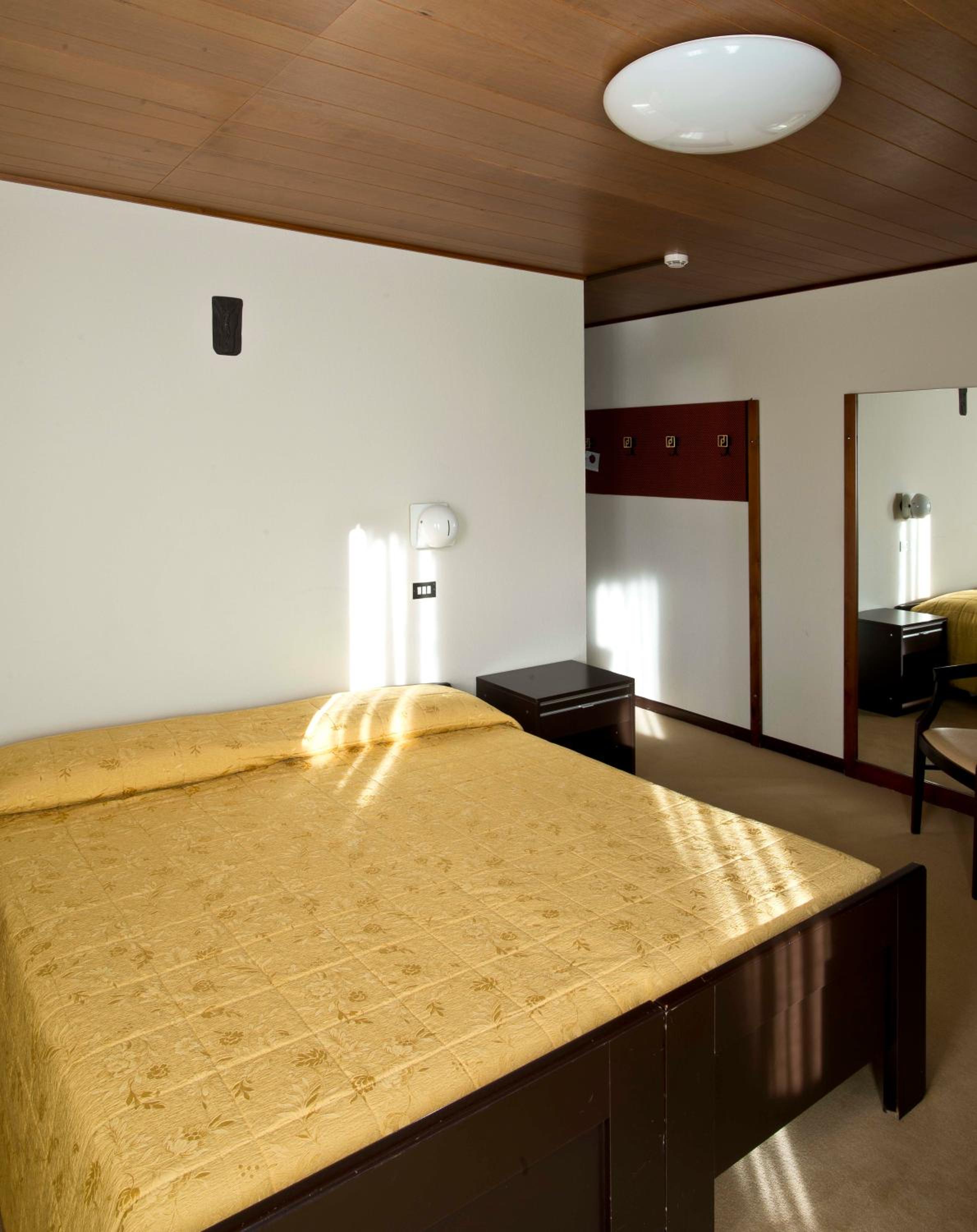 Superior Family Room - Photo 4