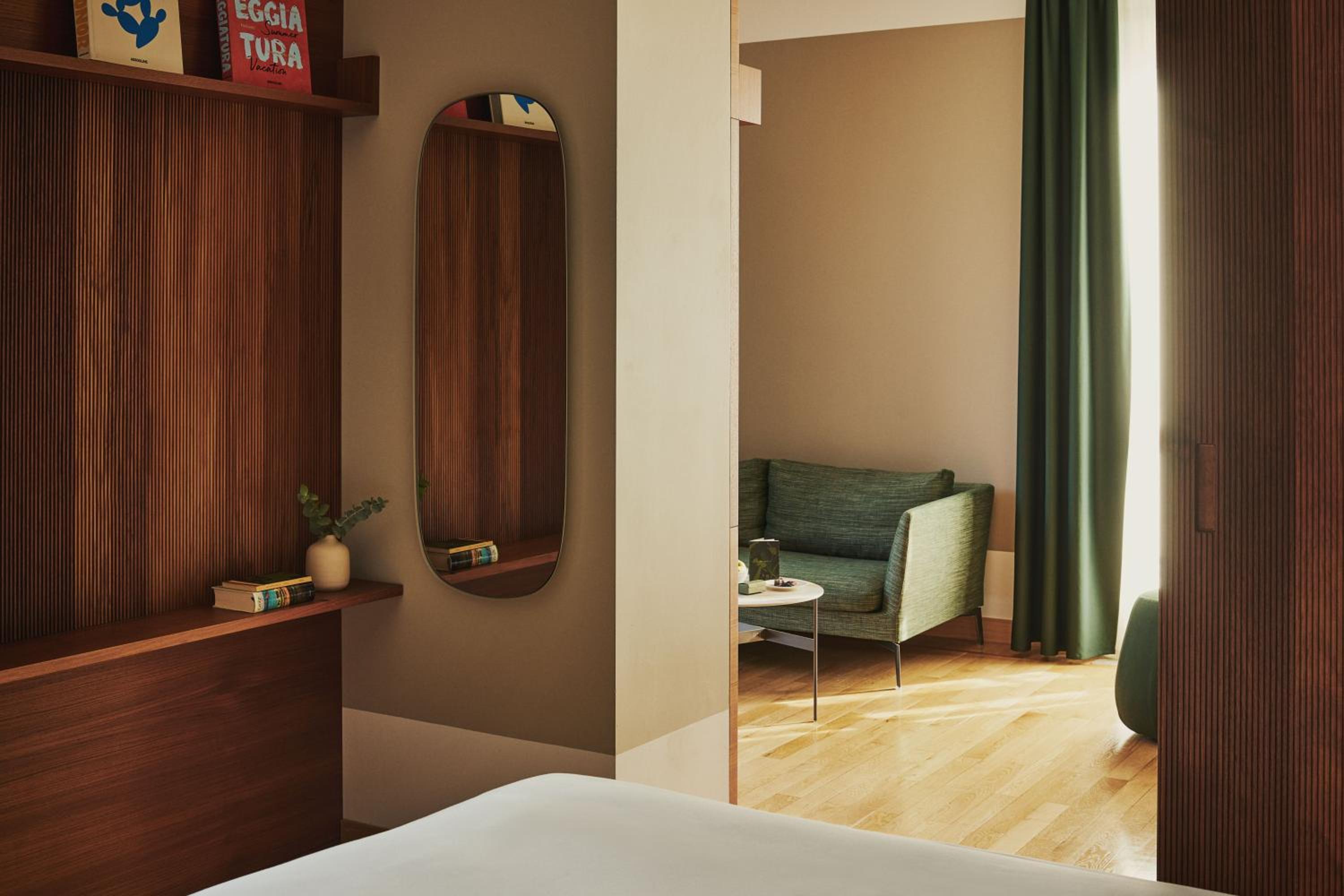 Corner Suite - Photo 3