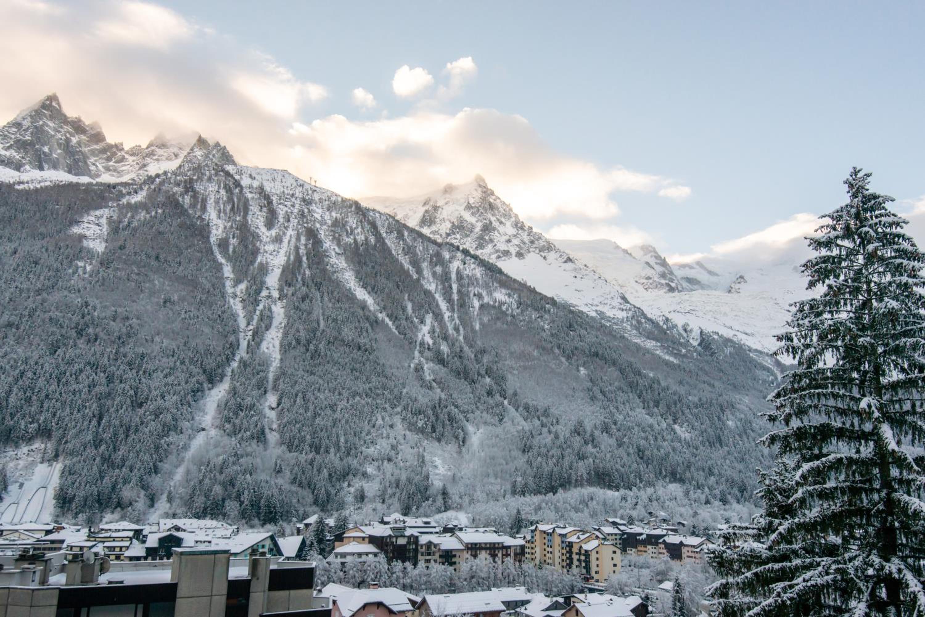 Double or Twin Room with Mont Blanc View - Photo 2