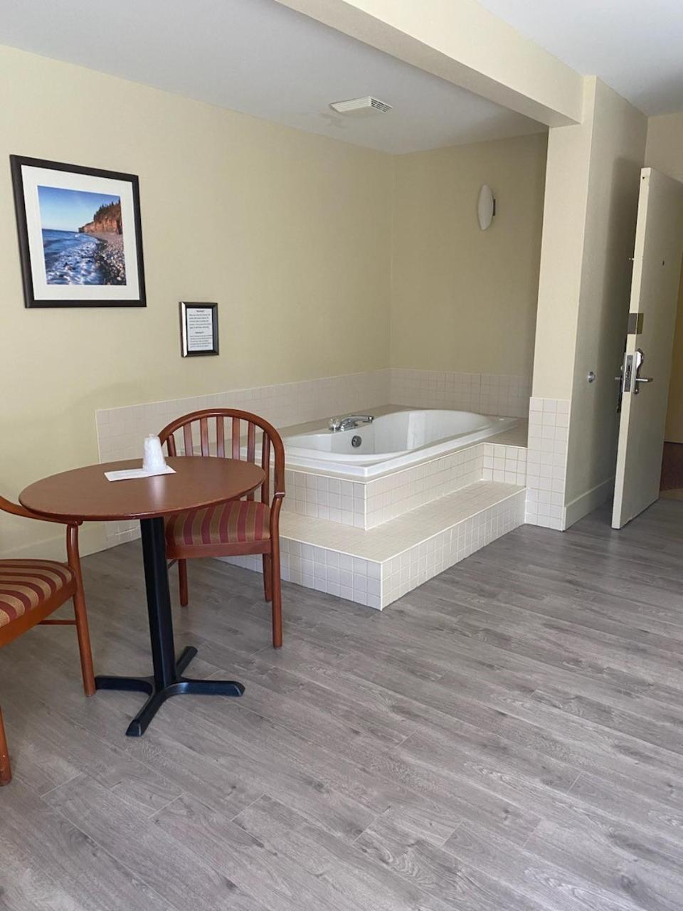 King Suite with Jetted Tub - Non-Smoking photo 2