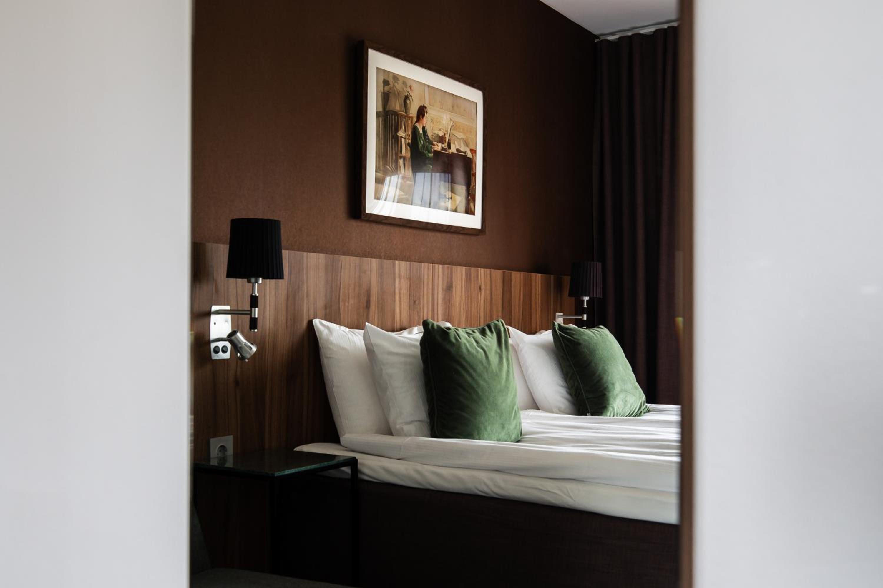 Standard Quadruple Room with Two Single Beds - Non-Smoking - Photo 1