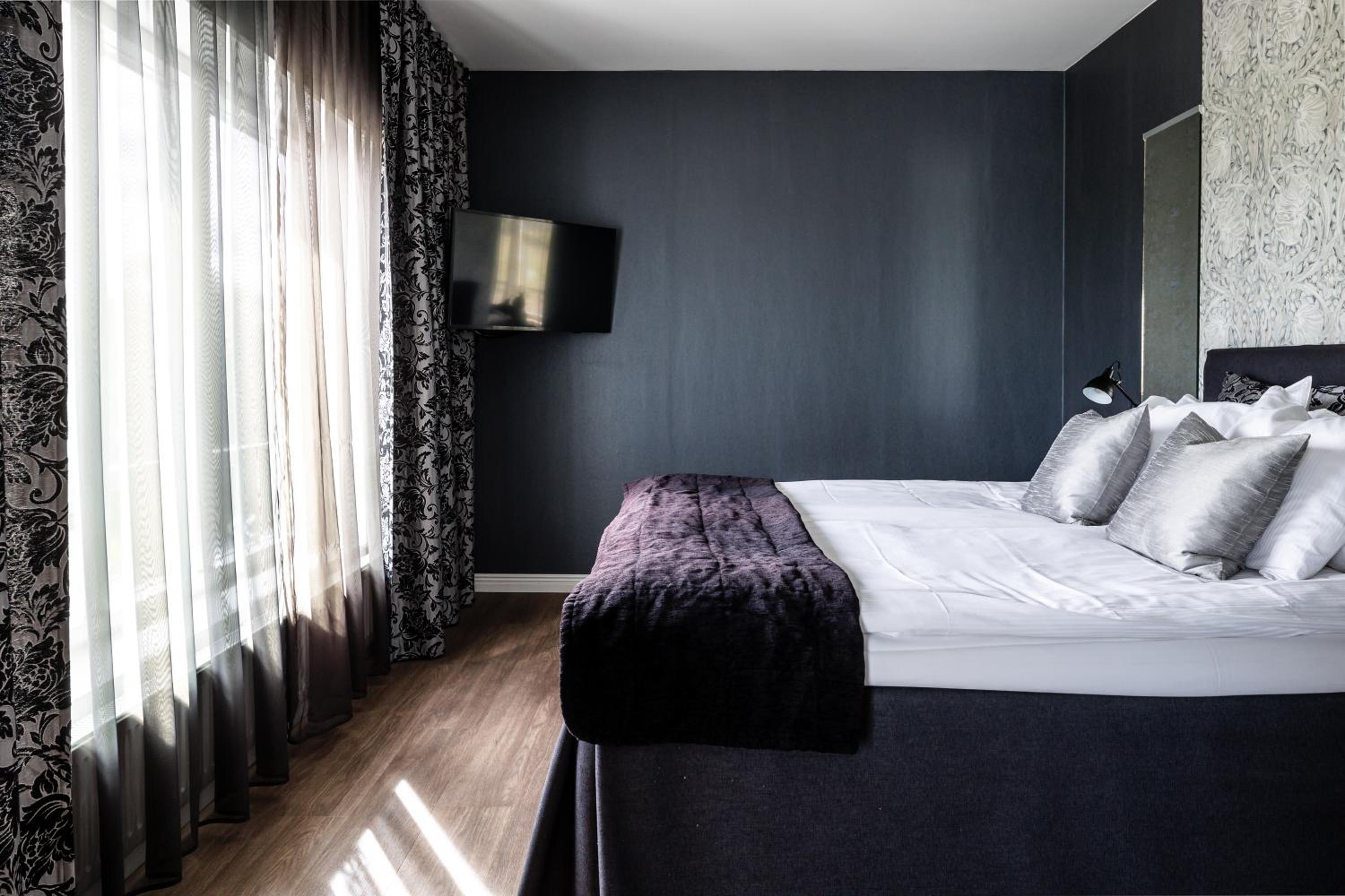 Mini Suite with King Bed and Sofa Bed - Non-Smoking - Photo 3