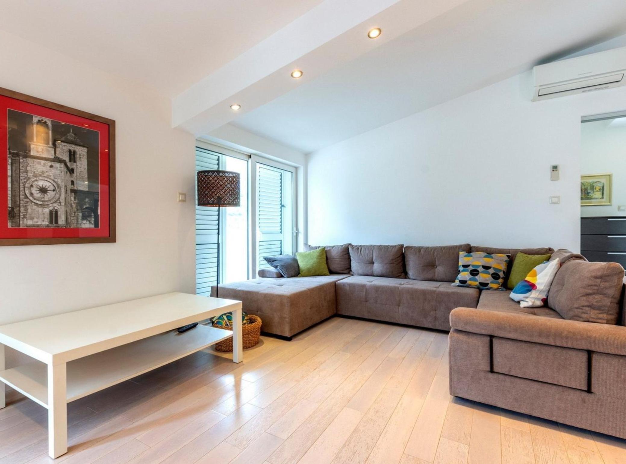Five Bedroom photo 1