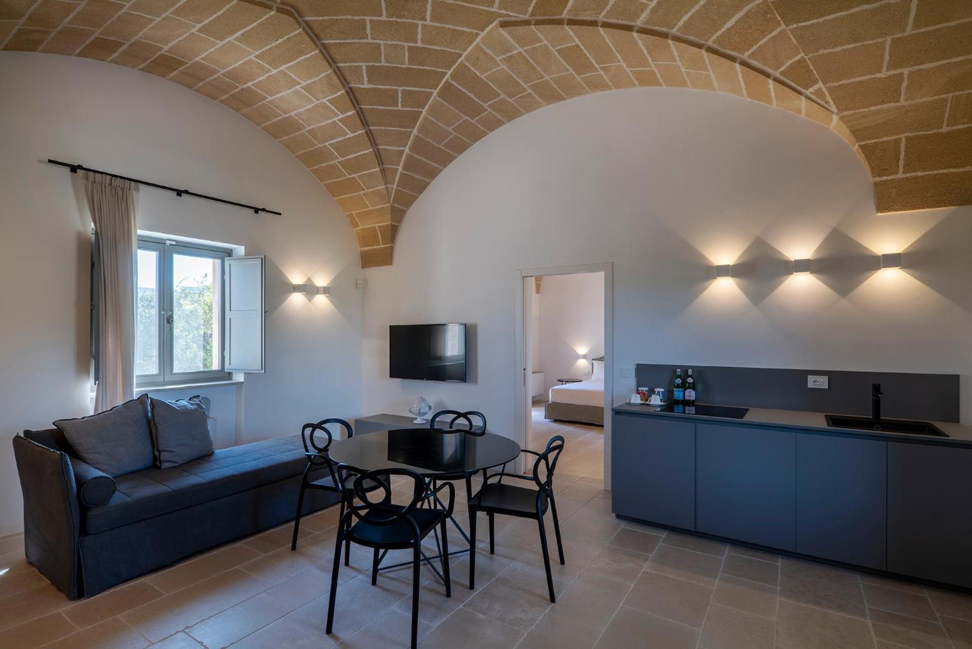 Suite with Hot Tub - Photo 4