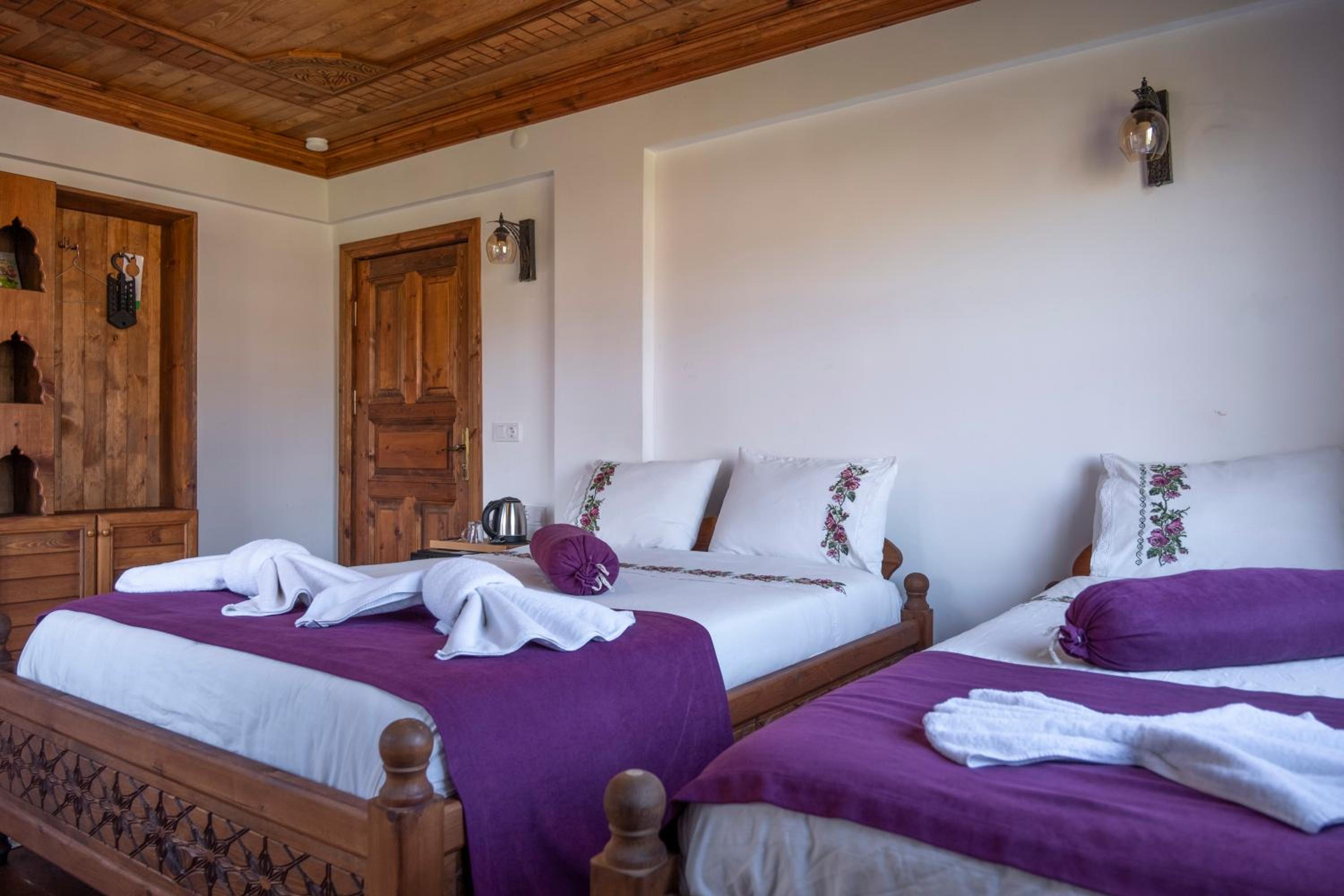 Quadruple Room with Balcony - Photo 10