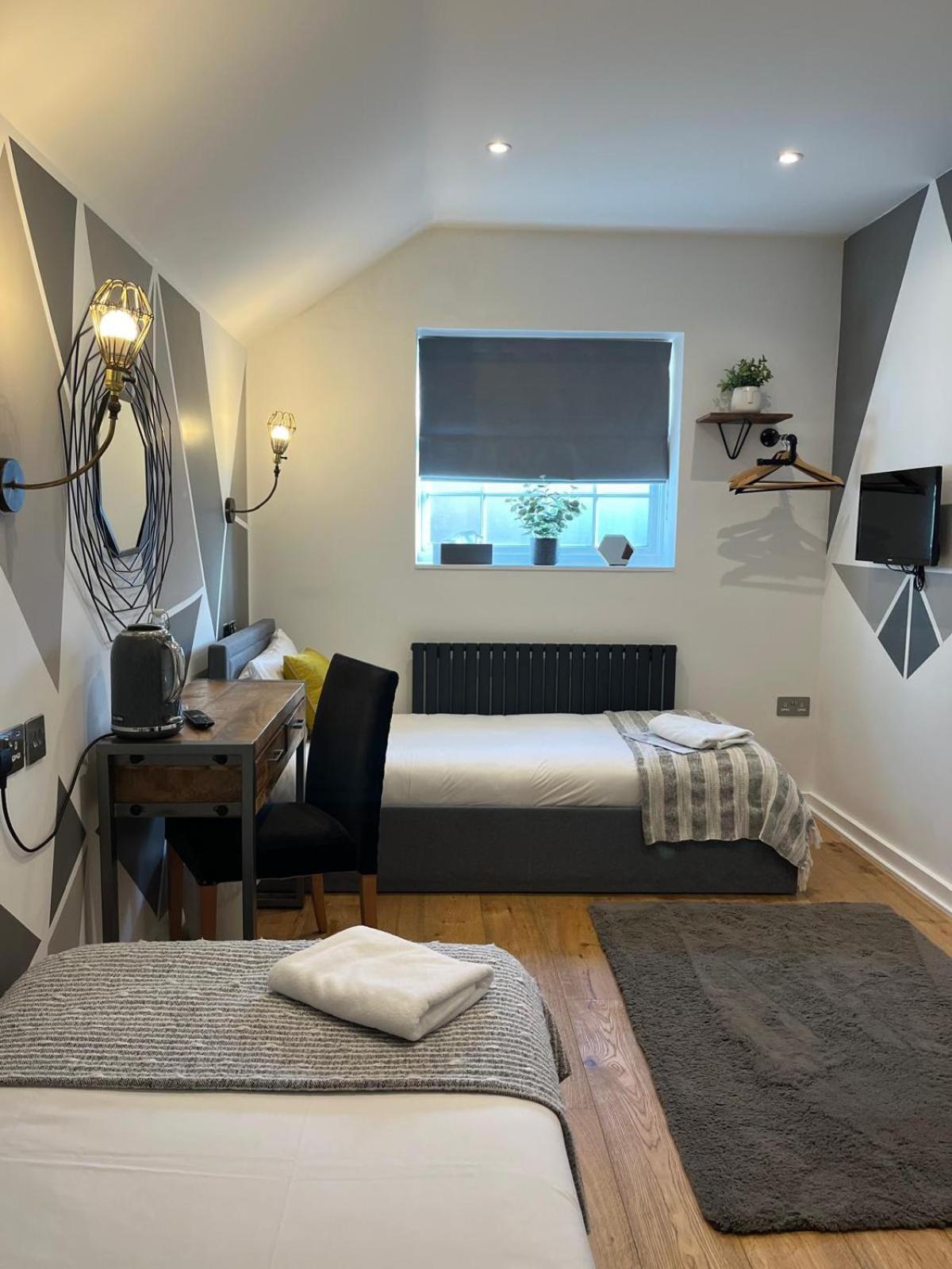 Standard Twin Room - Photo 4